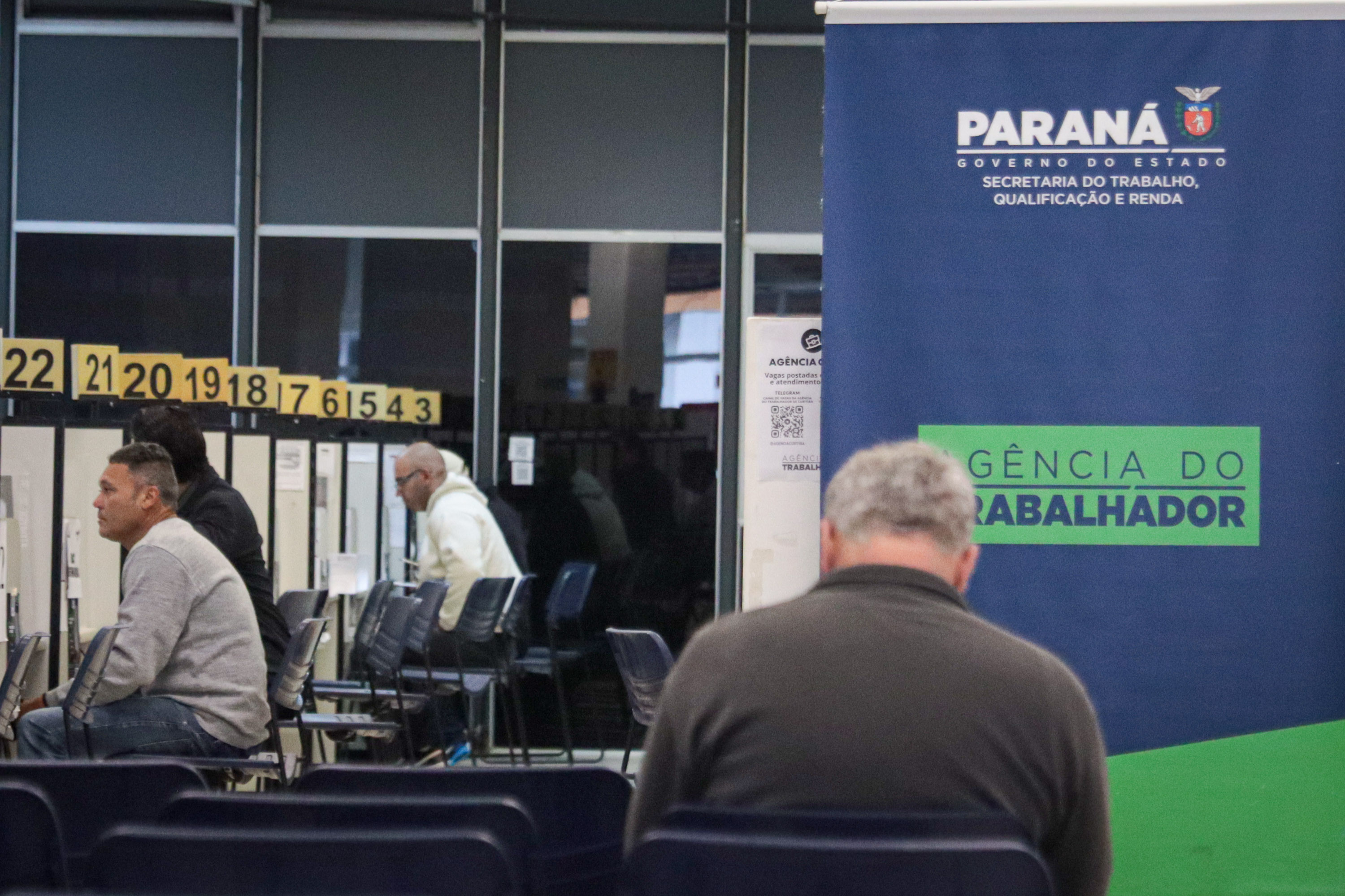 Indústria, comércio, serviços, agricultura: semana começa com 20,7 mil vagas de empregos