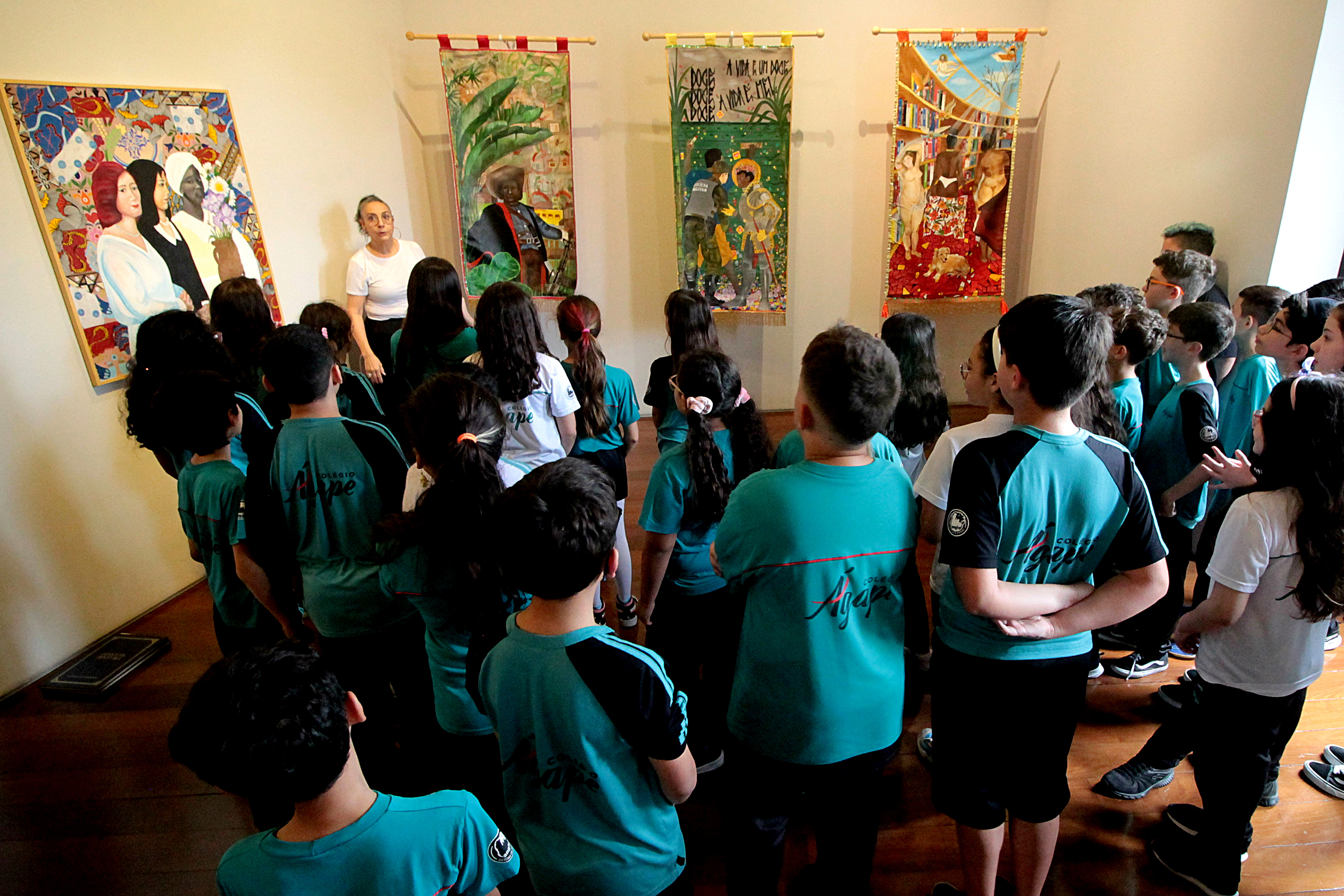 Museu Paranaense (MUPA) - Oficina de Confecção de máscaras – Na quarta-feira, 15 de janeiro, das 14h30 às 17h30, o artista Bruno Romã conduzirá a atividade "Confecção de máscaras&quot destinada a crianças a partir de 6 anos e adultos.