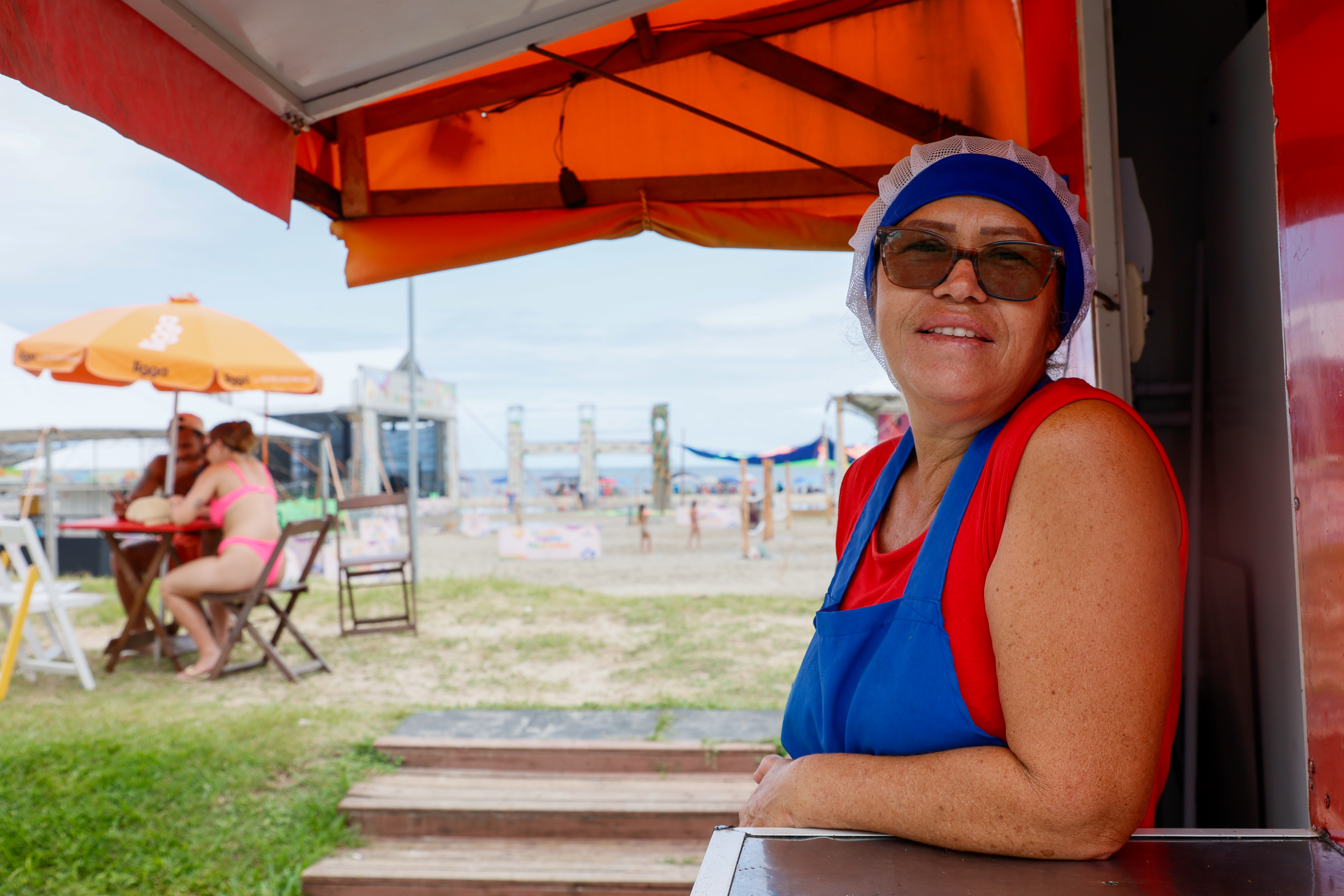 Sirlene Terezinha de Medeiros Leite, dona de um quiosque em frente ao Palco Sunset, que receberá a apresentação de bandas paranaenses a partir desta terça-feira (7), a movimentação na temporada tem sido intensa.