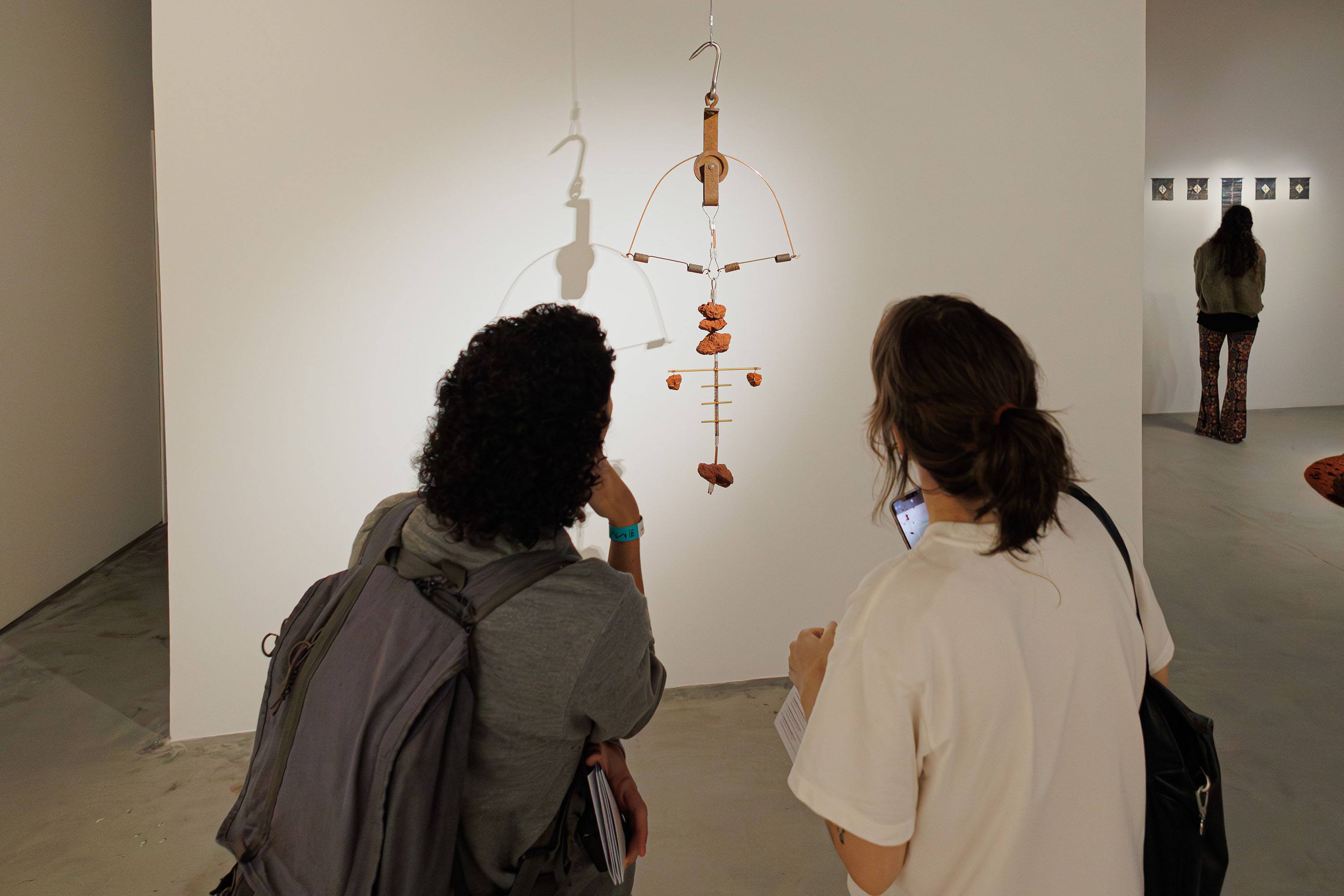 Museu de Arte Contemporânea do Paraná (MAC Paraná) - No MAC no MON, a artista Guita Soifer apresenta a exposição a Trama Intrincada do Tempo que traz pinturas, esculturas, fotografias, gravuras, vídeos e instalações explorando o tempo, a memória e as transformações da matéria