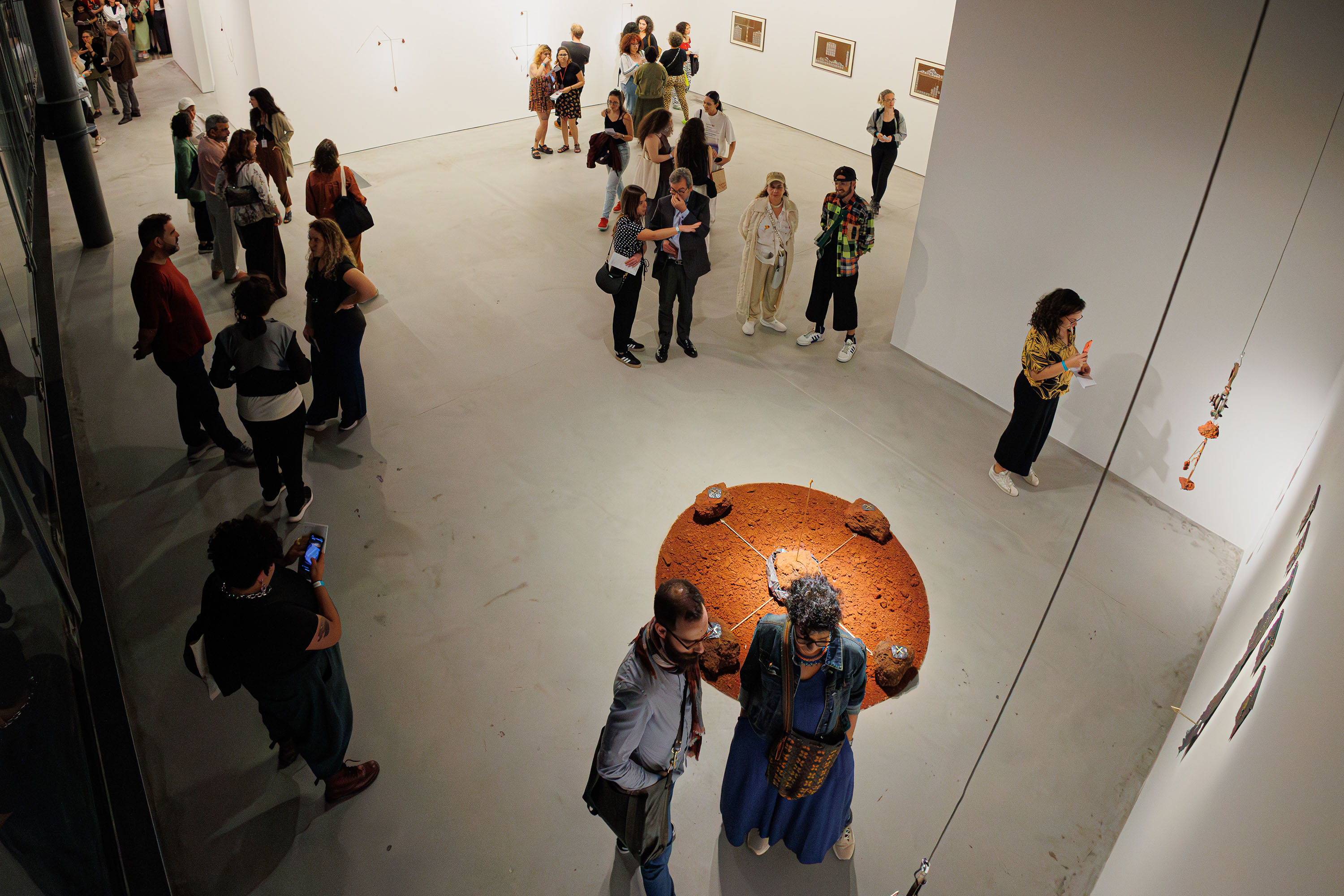Museu de Arte Contemporânea do Paraná (MAC Paraná) - No MAC no MON, a artista Guita Soifer apresenta a exposição a Trama Intrincada do Tempo que traz pinturas, esculturas, fotografias, gravuras, vídeos e instalações explorando o tempo, a memória e as transformações da matéria