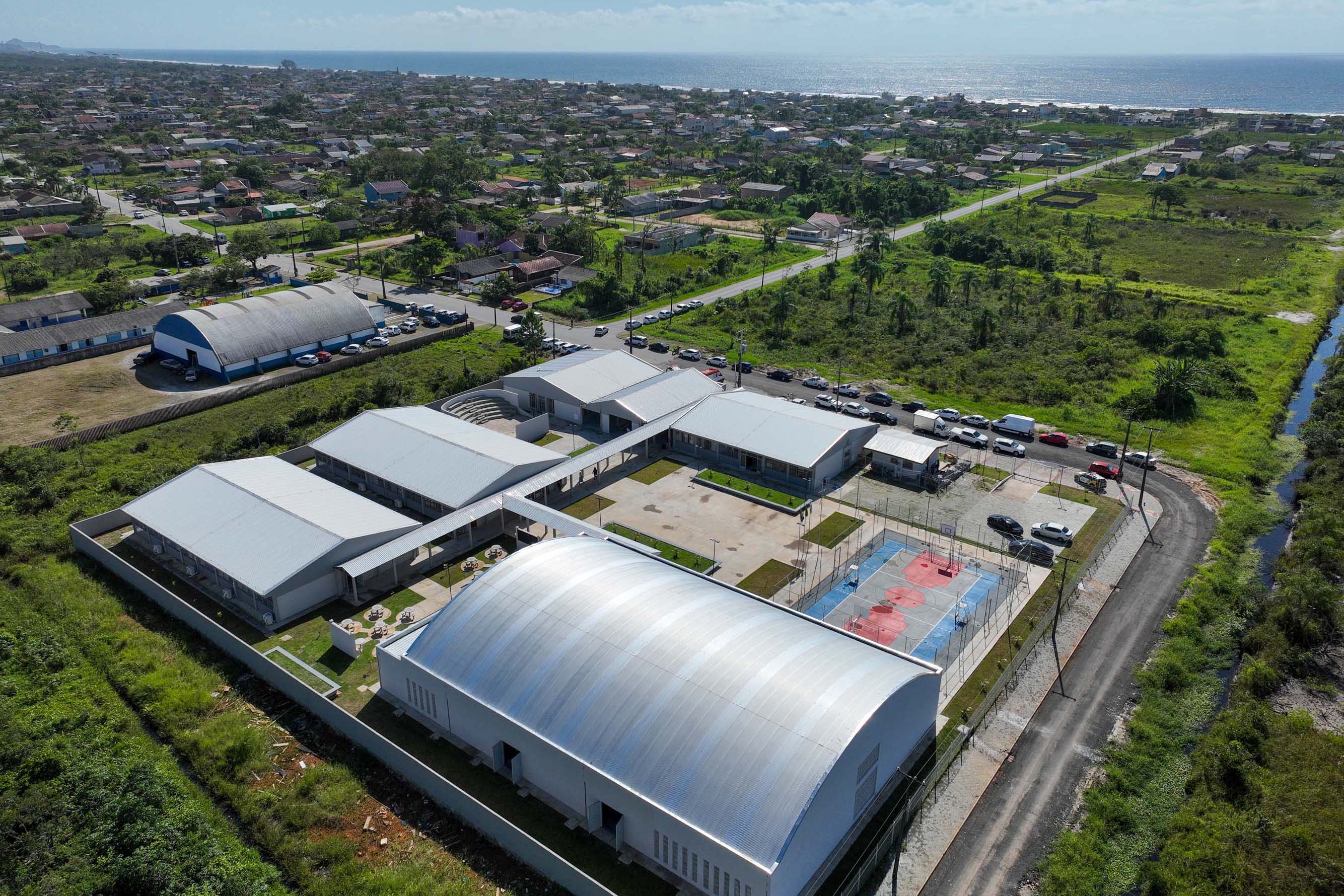 O novo colégio possui mais de 3 mil metros quadrados de área construída e capacidade para até mil alunos. Foto: Gabriel Rosa/AEN