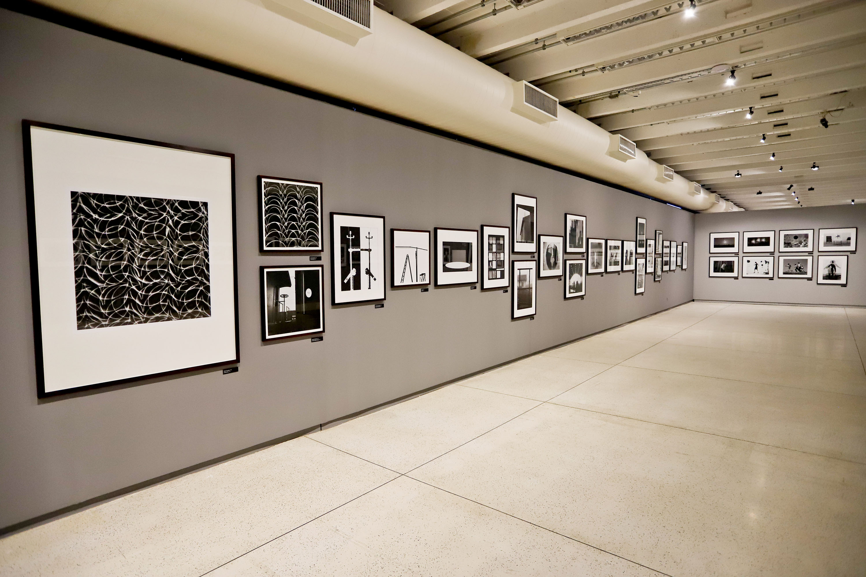 Museu de Arte Contemporânea do Paraná (MAC Paraná) - No MAC no MON, a artista Guita Soifer apresenta a exposição a Trama Intrincada do Tempo que traz pinturas, esculturas, fotografias, gravuras, vídeos e instalações explorando o tempo, a memória e as transformações da matéria