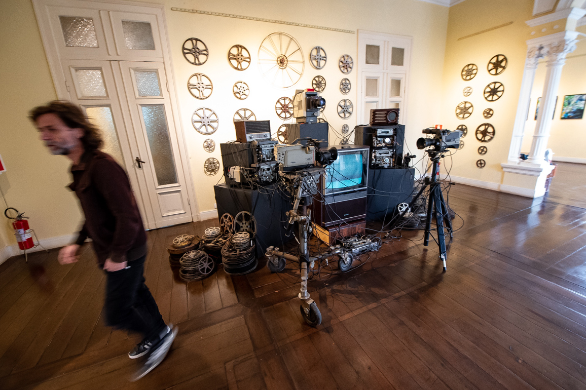 Museu da Imagem e do Som (MIS-PR) - Exposição Desver – "Desver" é uma instalação multissensorial de Ivana Cassuli e Marcelo Borges Eggers, do grupo Blanche Bois, que explora os ciclos de vida e a ressignificação das percepções visuais e sonoras. Foto: Kraw Penas/SEEC-PR