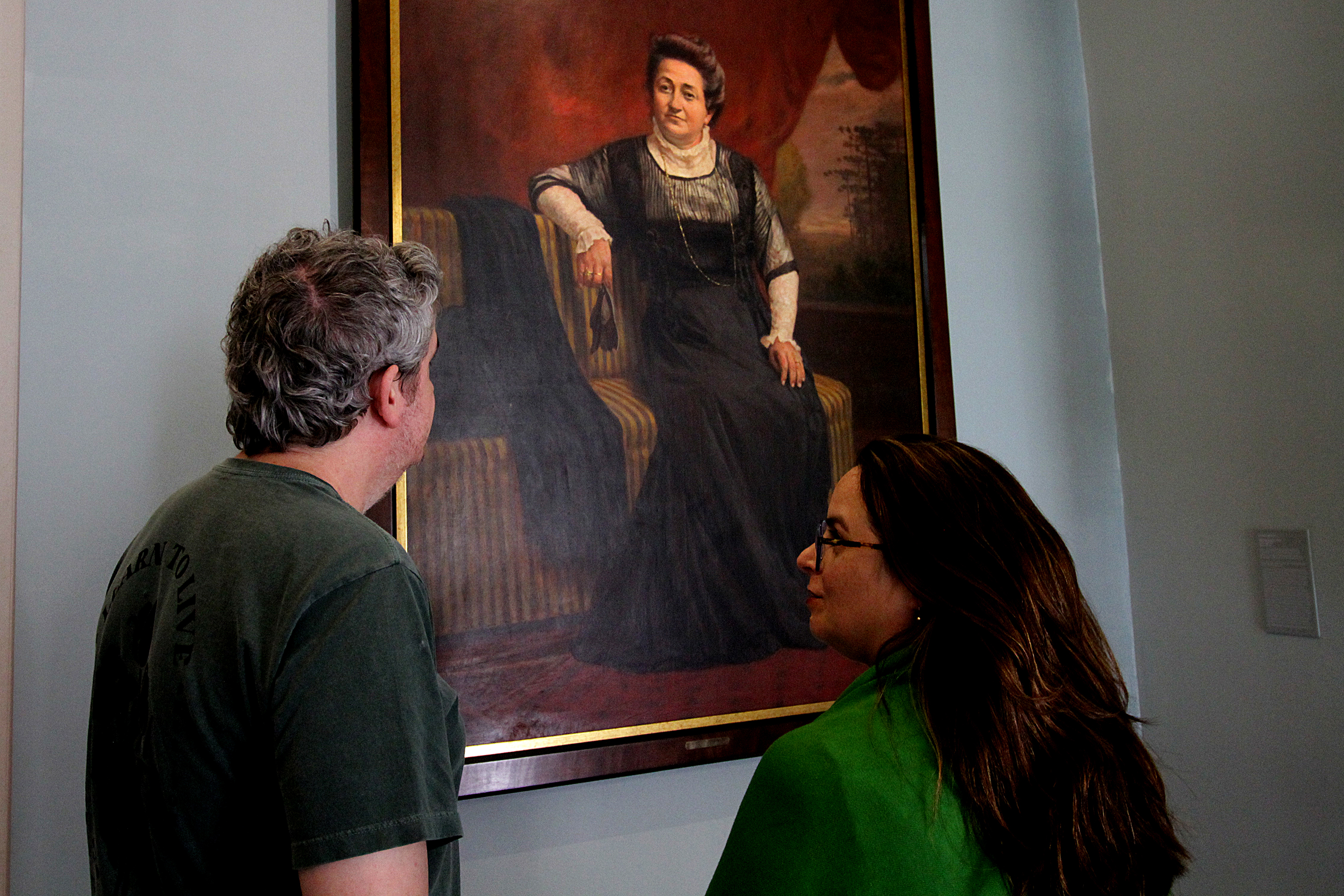 Museu de Arte Contemporânea do Paraná (MAC Paraná) - No MAC no MON, a artista Guita Soifer apresenta a exposição a Trama Intrincada do Tempo que traz pinturas, esculturas, fotografias, gravuras, vídeos e instalações explorando o tempo, a memória e as transformações da matéria