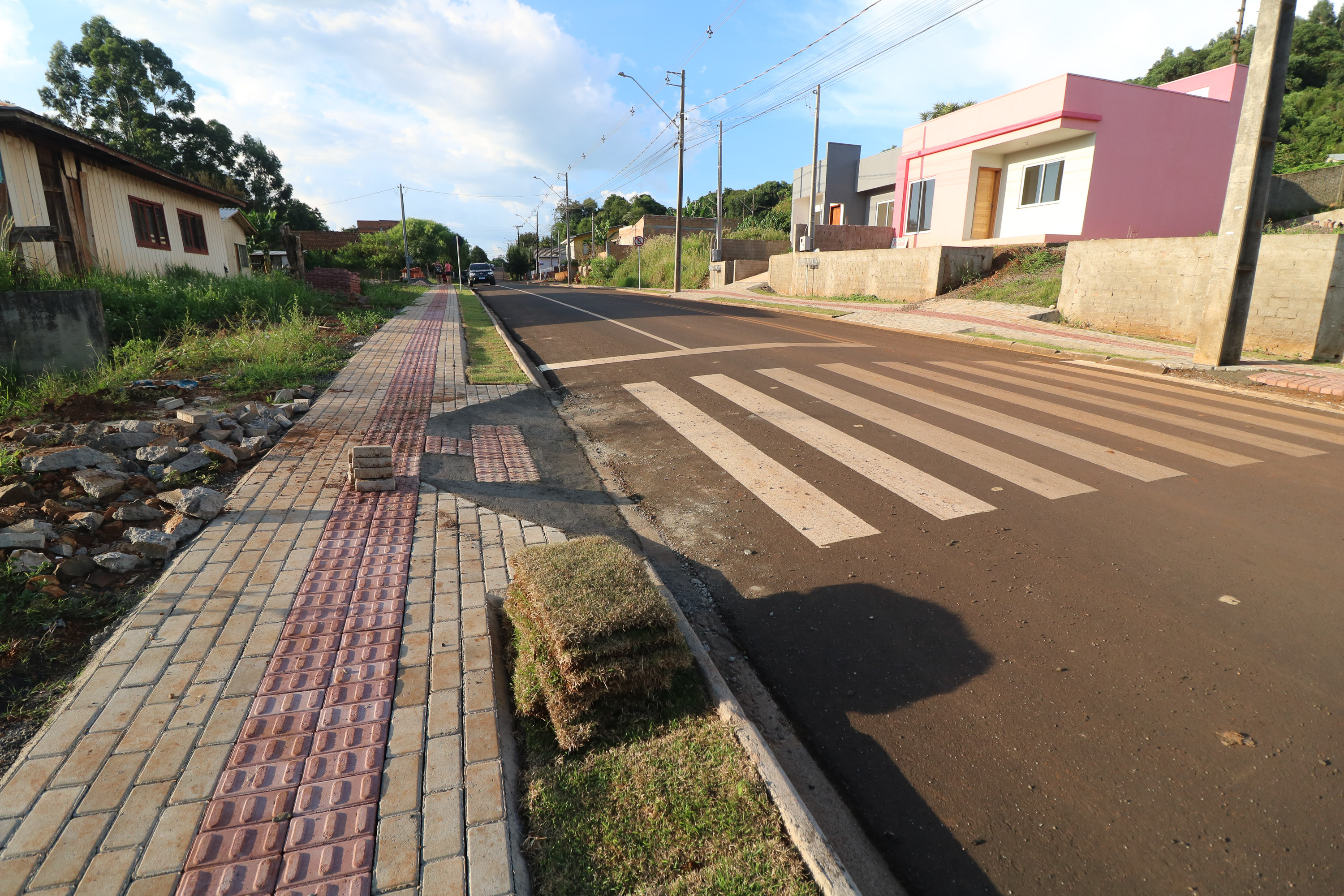 Em Vitorino, cidade com 9,7 mil habitantes, o Asfalto Novo, Vida Nova é uma forma de impulsionar o desenvolvimento da cidade. O recurso, de pouco mais de R$ 4 milhões, foi utilizado para pavimentar as vias urbanas dos bairros Araucária, Industrial e Azulão.