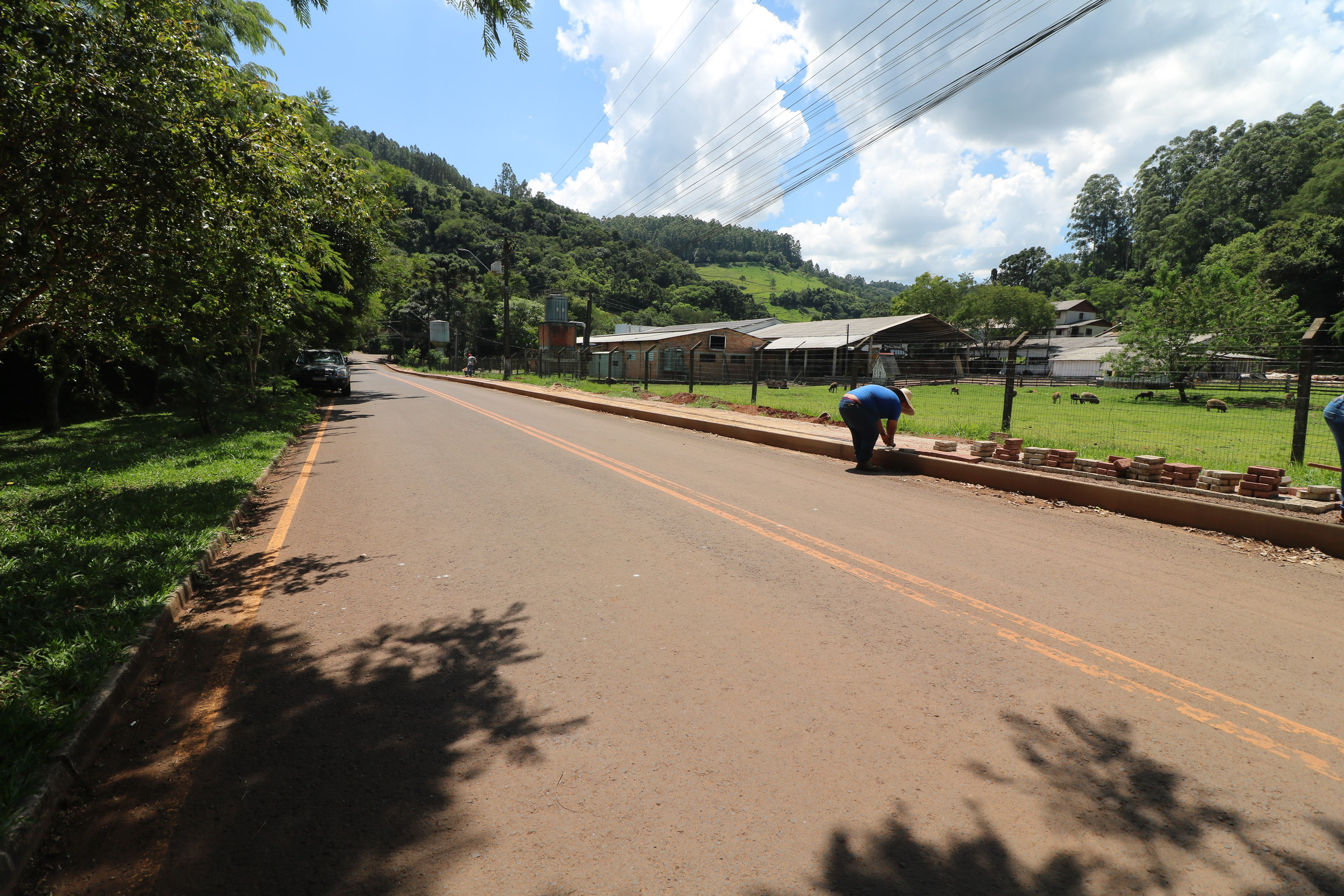 Um investimento de R$ 5,1 milhões está levando asfalto novo para 22 ruas de diversos bairros de Salgado Filho. Foto: Geraldo Bubniak/AEN