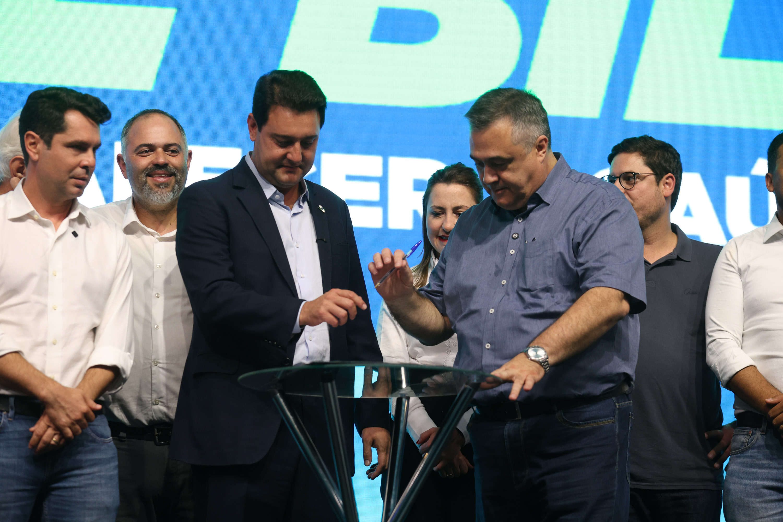 O governador Carlos Massa Ratinho Junior anunciou nesta quinta-feira (13) a liberação de R$ 1,2 bilhão para a saúde pública do Estado, durante o evento Saúde em Movimento, em Foz do Iguaçu, na região Oeste.