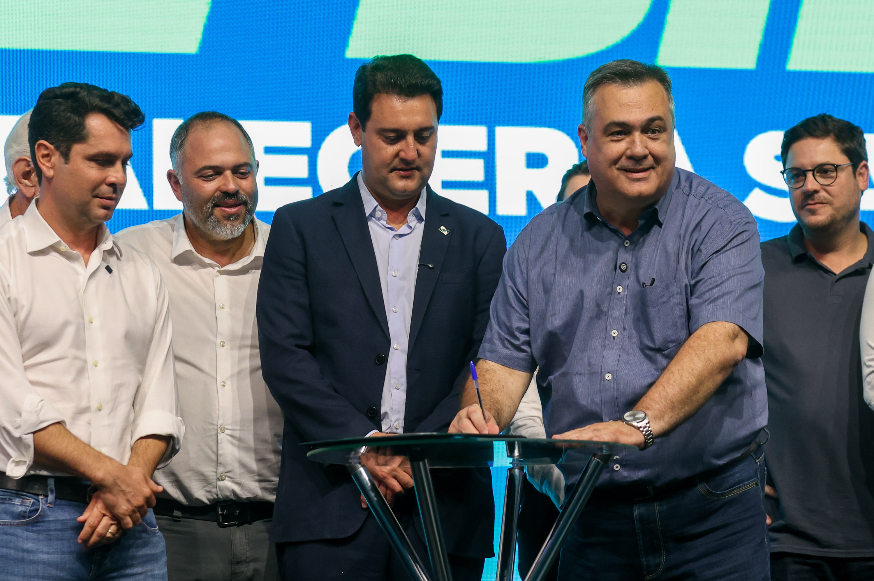 O governador Carlos Massa Ratinho Junior anunciou nesta quinta-feira (13) a liberação de R$ 1,2 bilhão para a saúde pública do Estado, durante o evento Saúde em Movimento, em Foz do Iguaçu, na região Oeste.