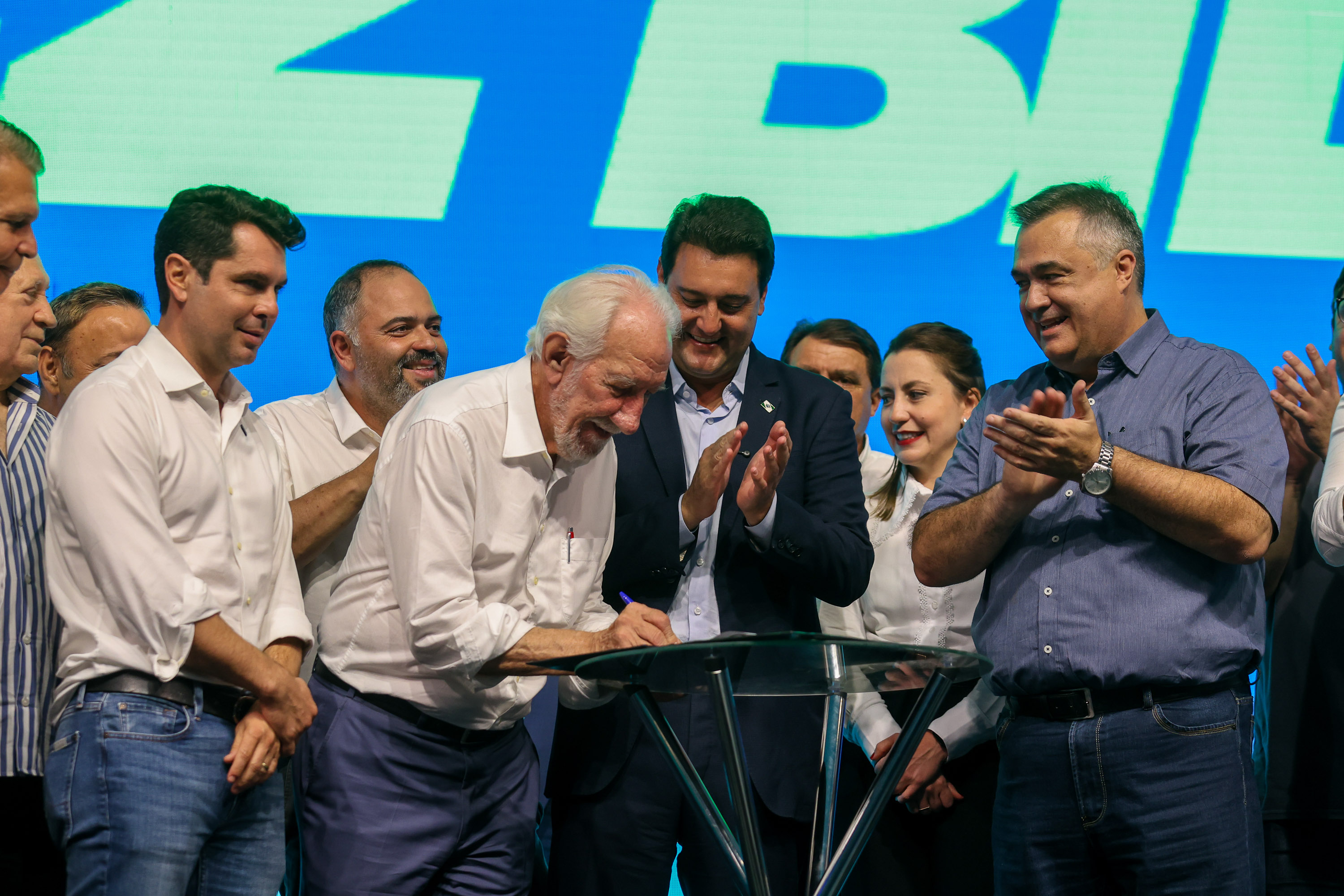 O governador Carlos Massa Ratinho Junior anunciou nesta quinta-feira (13) a liberação de R$ 1,2 bilhão para a saúde pública do Estado, durante o evento Saúde em Movimento, em Foz do Iguaçu, na região Oeste.