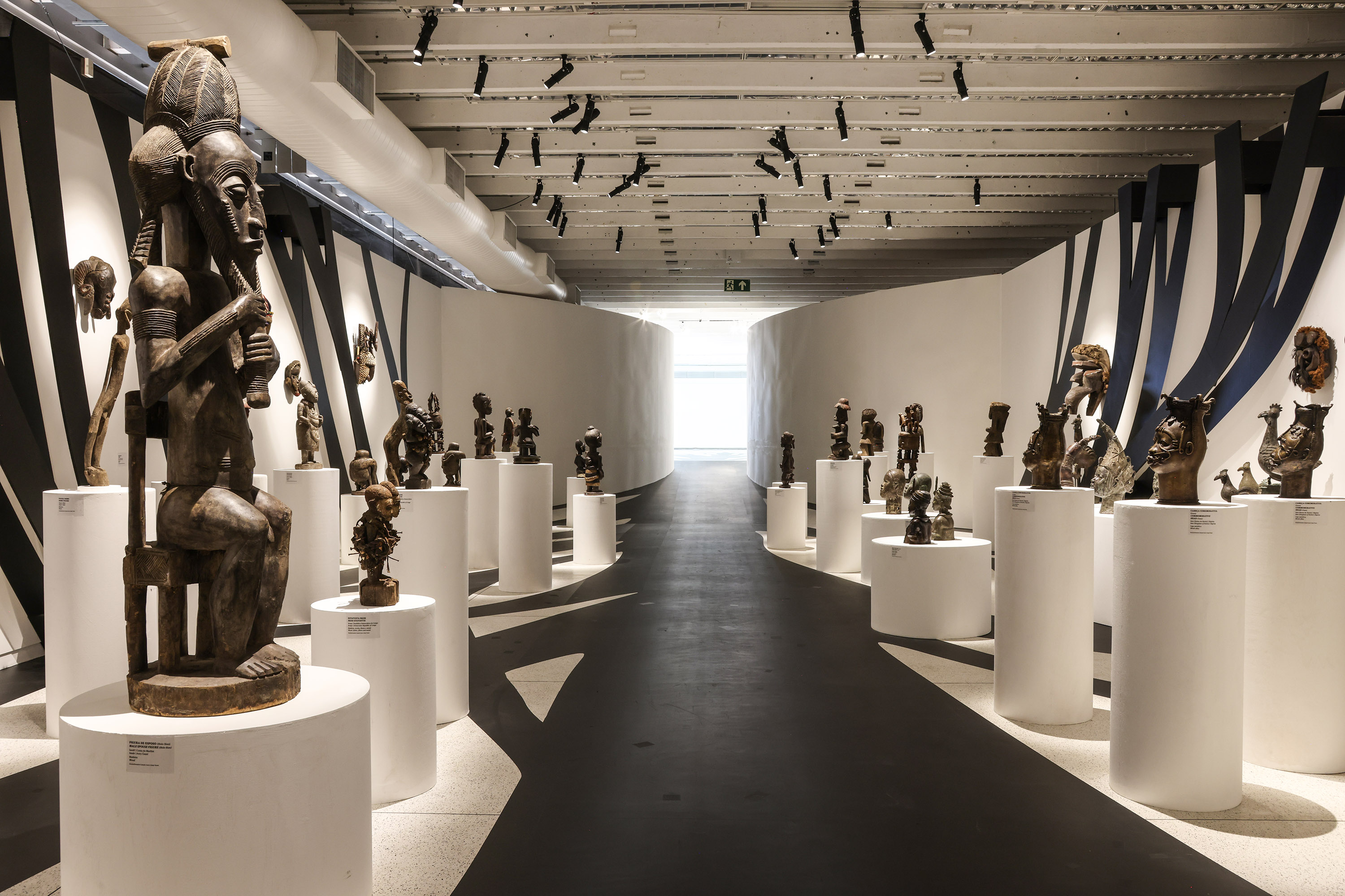 Museu Oscar Niemeyer (MON) - Mediação | Representação Feminina na Coleção Africana – No dia 12 de março, às 15h na Sala 4, a equipe do Educativo MON promove uma visitação guiada sobre a representação feminina na exposição “África: Expressões Artísticas de um Continente”. Foto: André Nacli