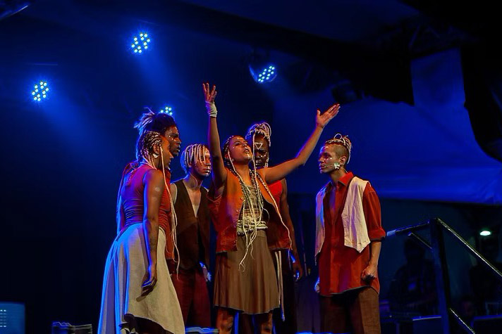 Centro Cultural Teatro Guaíra - Teatro José Maria Santos - Negro Não Nego – A peça teatral “Negro Não Nego”, da companhia Cena Hum, é uma obra que aborda, com palavras, canto, dança e desenhos de corpo, a resistência, humanidade, força, poder entre outras questões do negro na sociedade, do passado e do presente. Foto: Lucas Colossal