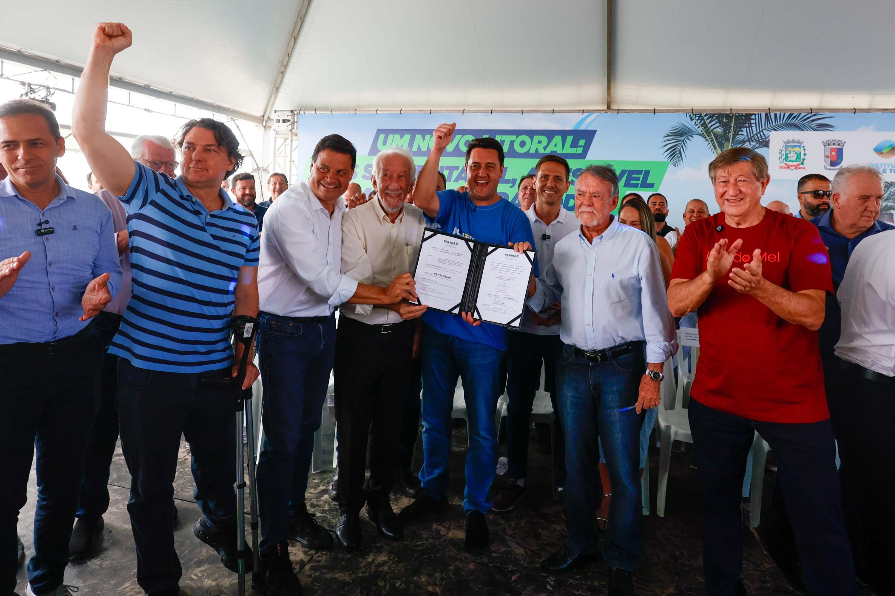 O governador Carlos Massa Ratinho Junior entregou nesta quinta-feira (20), em Pontal do Paraná, a Licença de Instalação (LI) que permite o início da obra de implementação do sistema de coleta e tratamento de esgoto nas comunidades de Encantadas e Nova Brasília, na Ilha do Mel, em Paranaguá, no Litoral. Foto: Gabriel Rosa/AEN O governador Carlos Massa Ratinho Junior entregou nesta quinta-feira (20), em Pontal do Paraná, a Licença de Instalação (LI) que permite o início da obra de implementação do sistema de