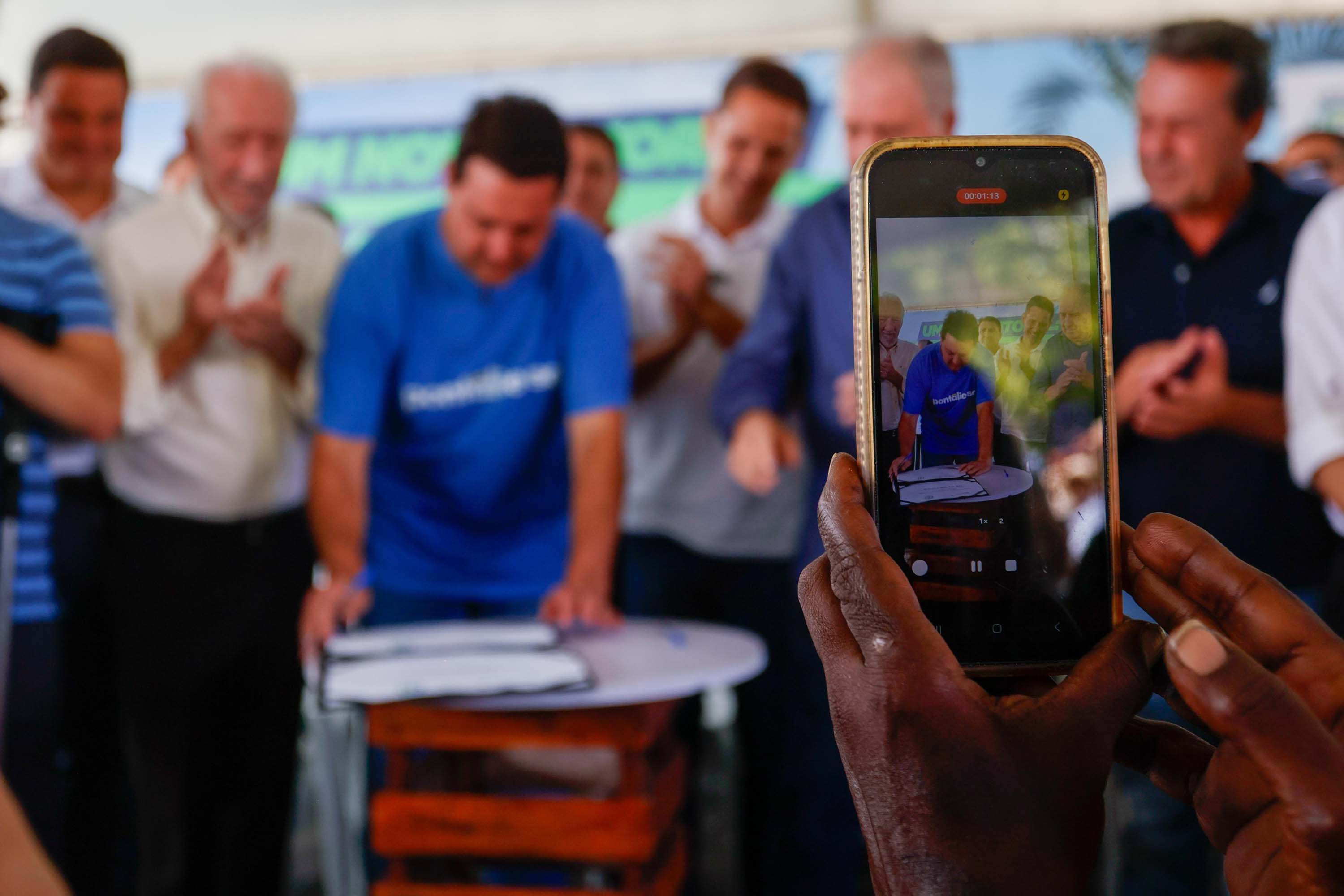 O governador Carlos Massa Ratinho Junior entregou nesta quinta-feira (20), em Pontal do Paraná, a Licença de Instalação (LI) que permite o início da obra de implementação do sistema de coleta e tratamento de esgoto nas comunidades de Encantadas e Nova Brasília, na Ilha do Mel, em Paranaguá, no Litoral. Foto: Gabriel Rosa/AEN O governador Carlos Massa Ratinho Junior entregou nesta quinta-feira (20), em Pontal do Paraná, a Licença de Instalação (LI) que permite o início da obra de implementação do sistema de