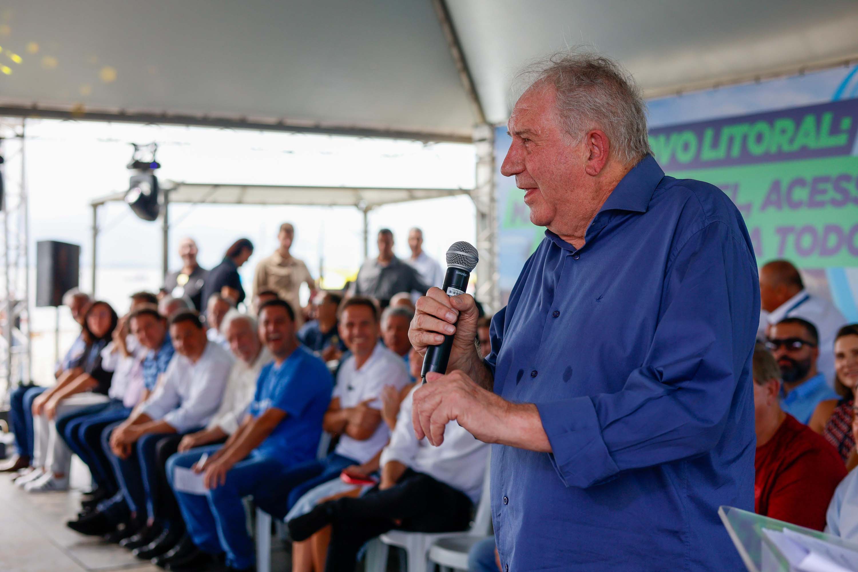 O governador Carlos Massa Ratinho Junior entregou nesta quinta-feira (20), em Pontal do Paraná, a Licença de Instalação (LI) que permite o início da obra de implementação do sistema de coleta e tratamento de esgoto nas comunidades de Encantadas e Nova Brasília, na Ilha do Mel, em Paranaguá, no Litoral. Foto: Gabriel Rosa/AEN O governador Carlos Massa Ratinho Junior entregou nesta quinta-feira (20), em Pontal do Paraná, a Licença de Instalação (LI) que permite o início da obra de implementação do sistema de