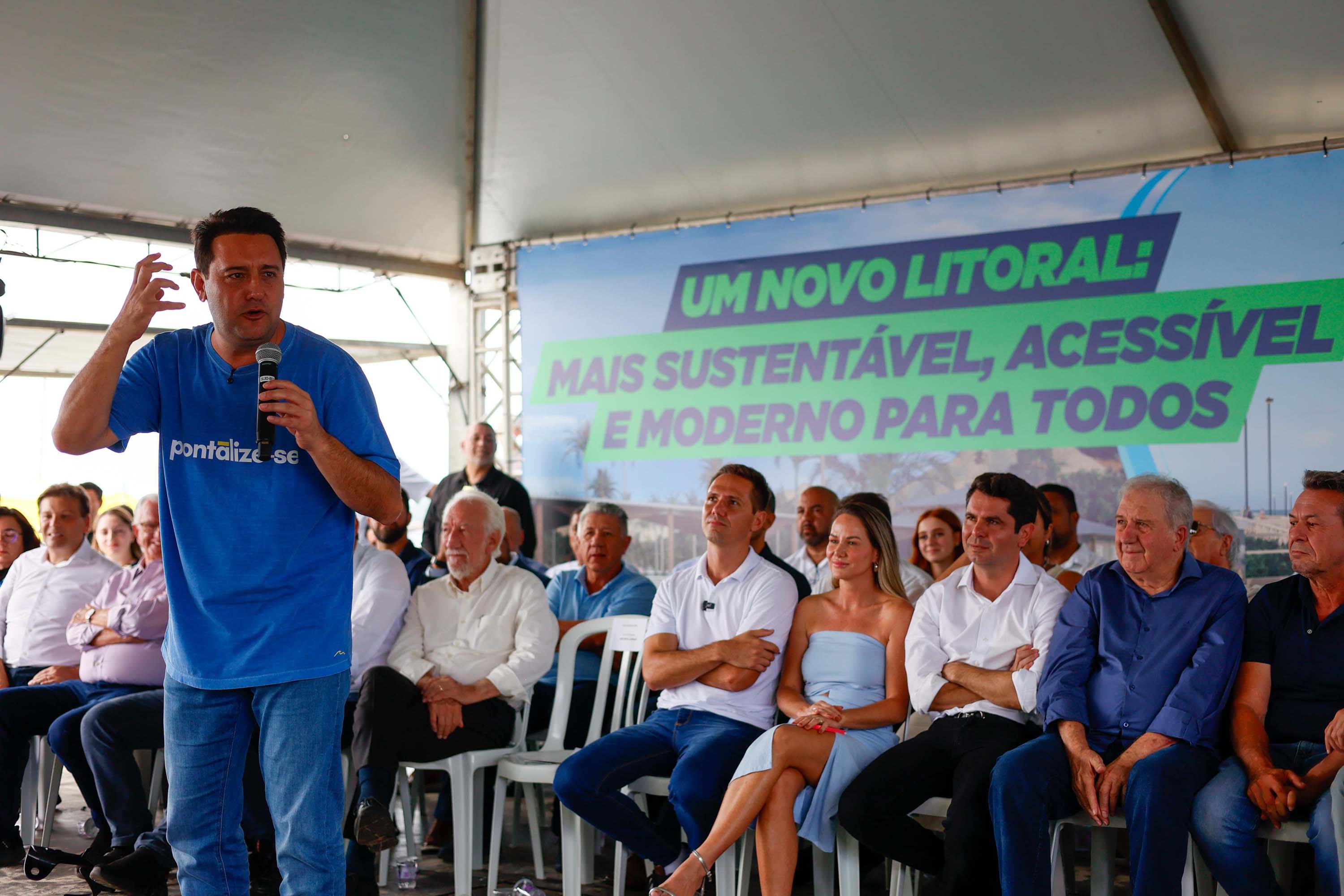 O governador Carlos Massa Ratinho Junior entregou nesta quinta-feira (20), em Pontal do Paraná, a Licença de Instalação (LI) que permite o início da obra de implementação do sistema de coleta e tratamento de esgoto nas comunidades de Encantadas e Nova Brasília, na Ilha do Mel, em Paranaguá, no Litoral. Foto: Gabriel Rosa/AEN O governador Carlos Massa Ratinho Junior entregou nesta quinta-feira (20), em Pontal do Paraná, a Licença de Instalação (LI) que permite o início da obra de implementação do sistema de