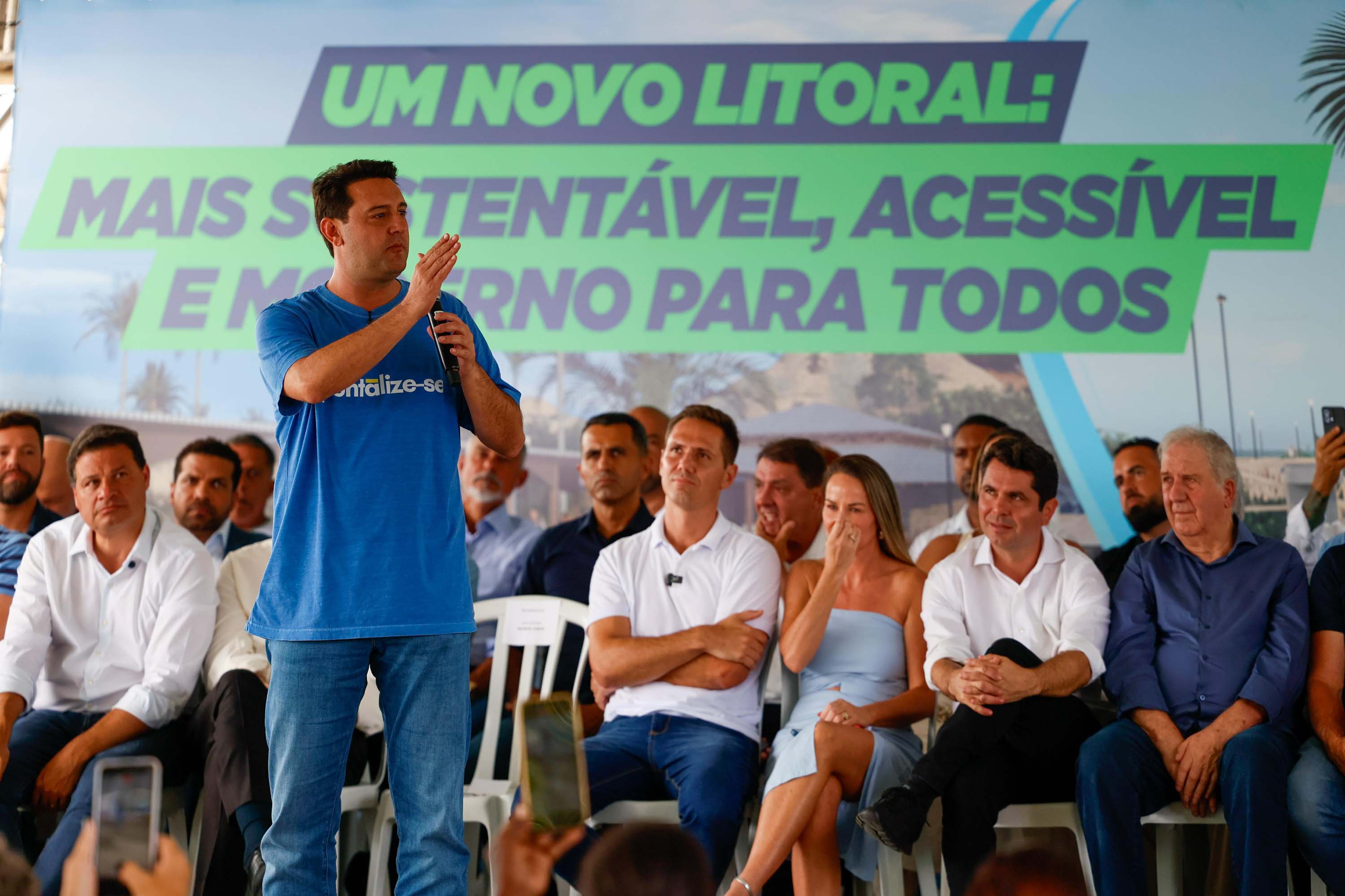 O governador Carlos Massa Ratinho Junior entregou nesta quinta-feira (20), em Pontal do Paraná, a Licença de Instalação (LI) que permite o início da obra de implementação do sistema de coleta e tratamento de esgoto nas comunidades de Encantadas e Nova Brasília, na Ilha do Mel, em Paranaguá, no Litoral. Foto: Gabriel Rosa/AEN O governador Carlos Massa Ratinho Junior entregou nesta quinta-feira (20), em Pontal do Paraná, a Licença de Instalação (LI) que permite o início da obra de implementação do sistema de