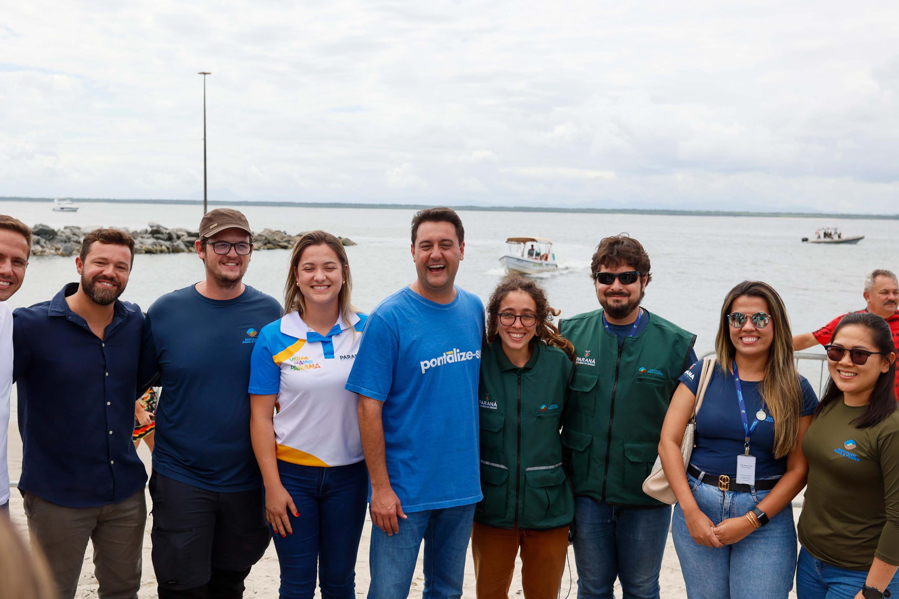 O governador Carlos Massa Ratinho Junior entregou nesta quinta-feira (20), em Pontal do Paraná, a Licença de Instalação (LI) que permite o início da obra de implementação do sistema de coleta e tratamento de esgoto nas comunidades de Encantadas e Nova Brasília, na Ilha do Mel, em Paranaguá, no Litoral. Foto: Gabriel Rosa/AEN O governador Carlos Massa Ratinho Junior entregou nesta quinta-feira (20), em Pontal do Paraná, a Licença de Instalação (LI) que permite o início da obra de implementação do sistema de