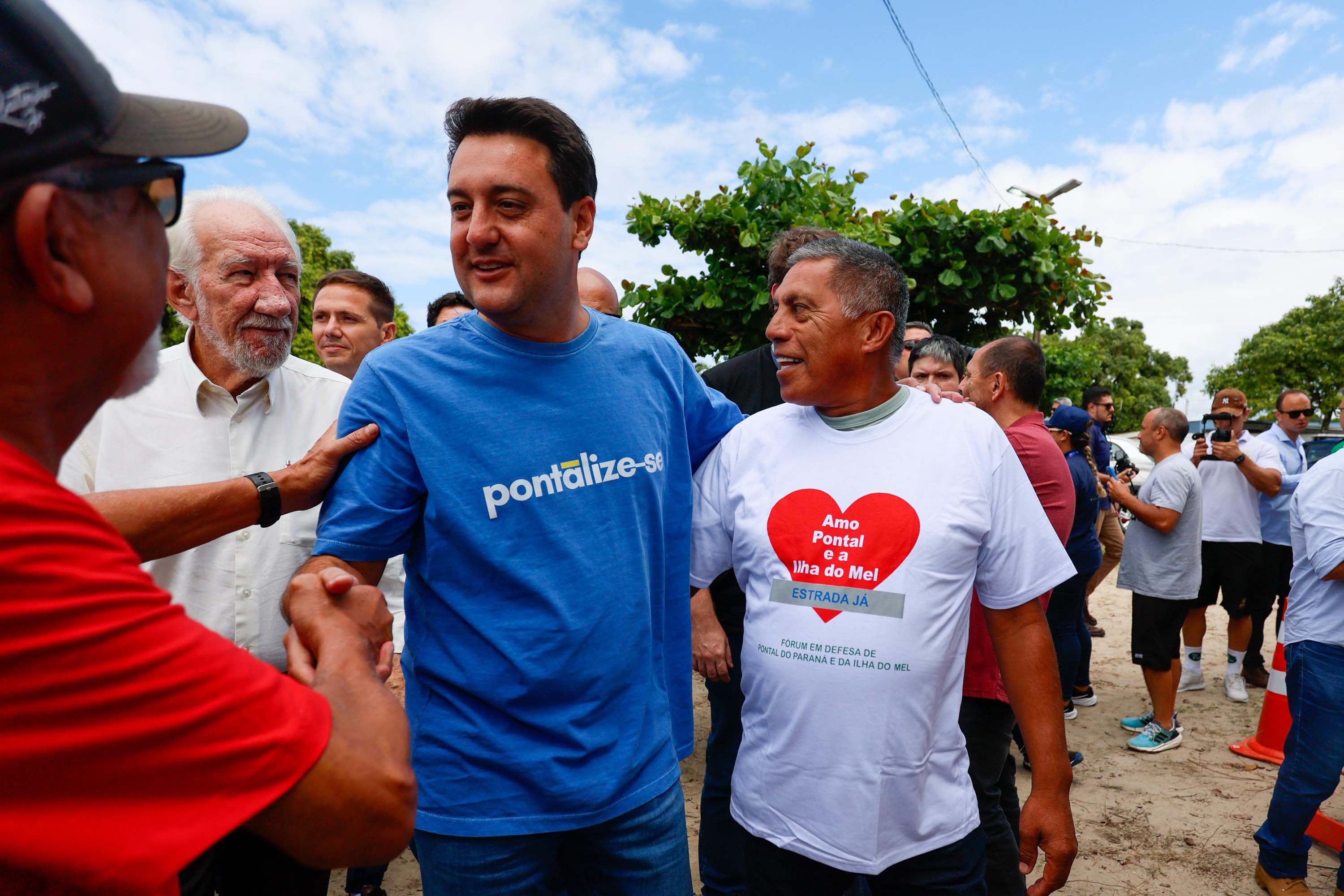 O governador Carlos Massa Ratinho Junior entregou nesta quinta-feira (20), em Pontal do Paraná, a Licença de Instalação (LI) que permite o início da obra de implementação do sistema de coleta e tratamento de esgoto nas comunidades de Encantadas e Nova Brasília, na Ilha do Mel, em Paranaguá, no Litoral. Foto: Gabriel Rosa/AEN O governador Carlos Massa Ratinho Junior entregou nesta quinta-feira (20), em Pontal do Paraná, a Licença de Instalação (LI) que permite o início da obra de implementação do sistema de