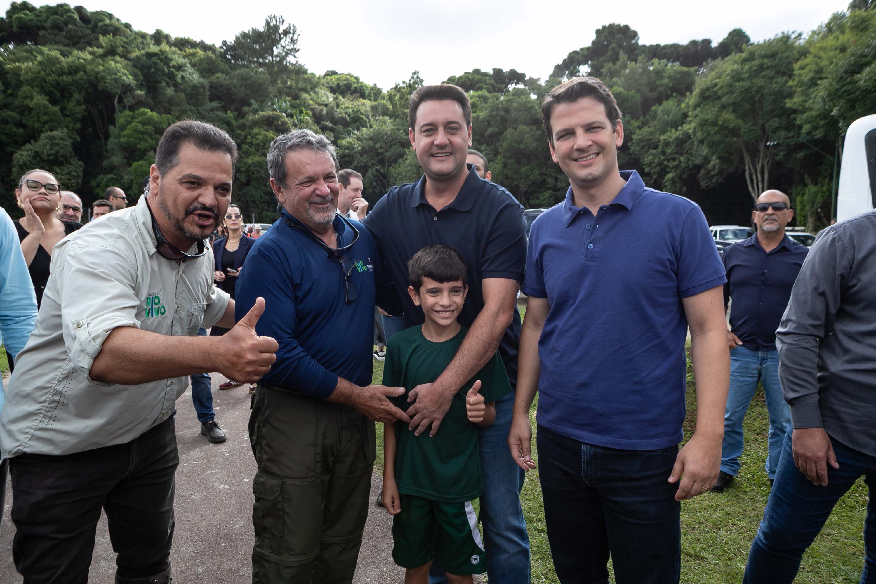 Curitiba, 20 de março de 2025 - O governador Carlos Massa Ratinho Junior participa da soltura de peixes no Parque Passauna, dentro do programa Rio Vivo. Foto: Roberto Dziura Jr/AEN