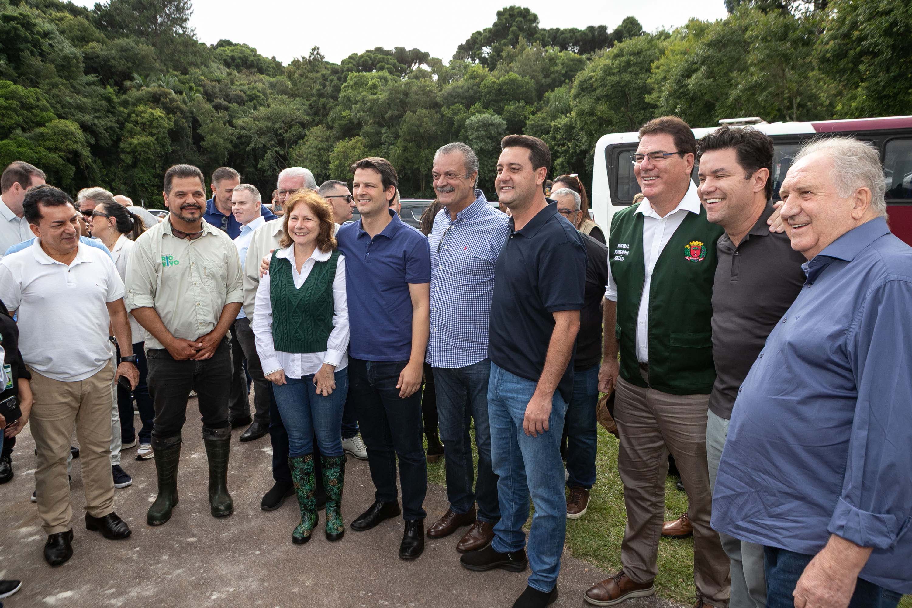 Curitiba, 20 de março de 2025 - O governador Carlos Massa Ratinho Junior participa da soltura de peixes no Parque Passauna, dentro do programa Rio Vivo. Foto: Roberto Dziura Jr/AEN