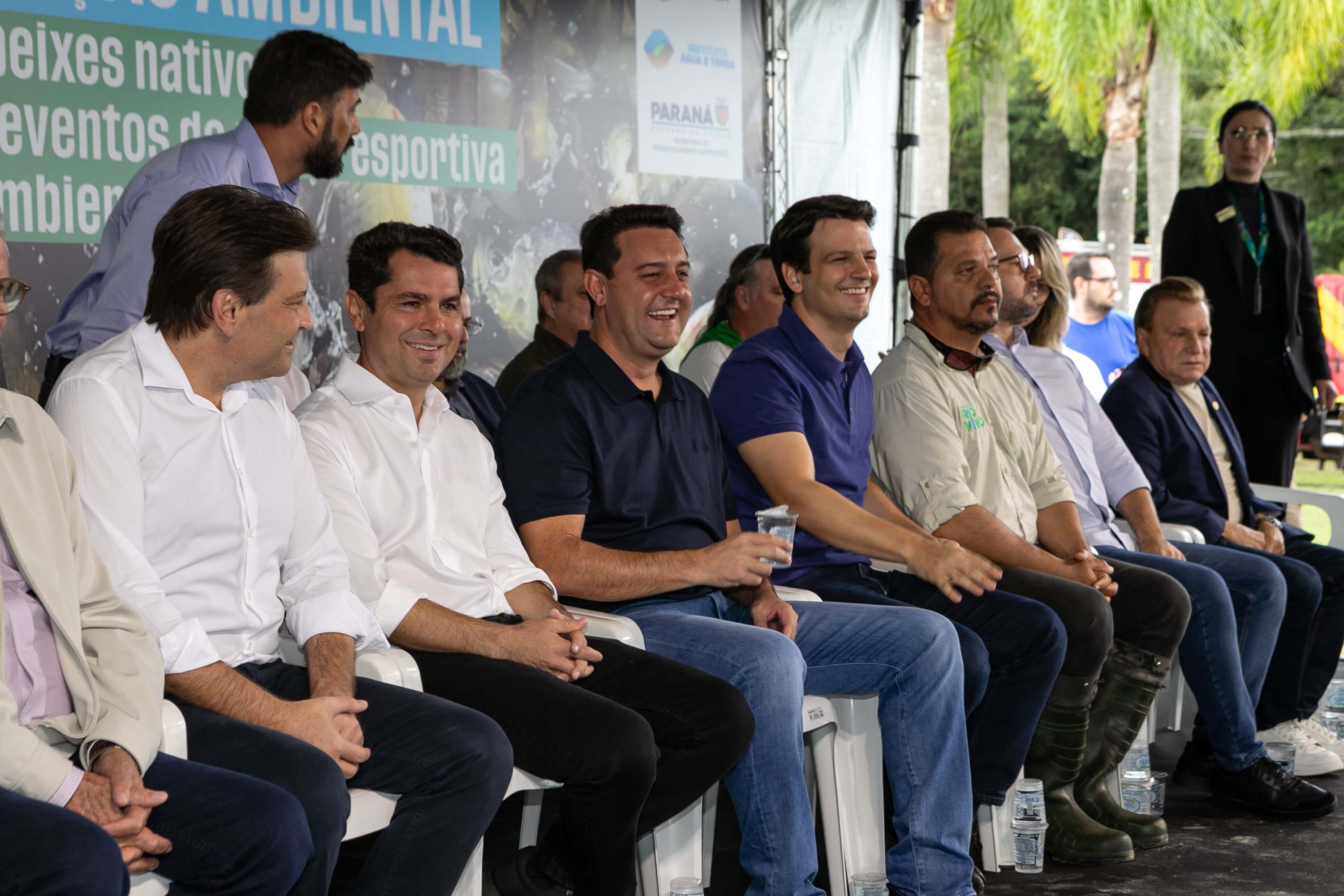 Curitiba, 20 de março de 2025 - O governador Carlos Massa Ratinho Junior participa da soltura de peixes no Parque Passauna, dentro do programa Rio Vivo. Foto: Roberto Dziura Jr/AEN