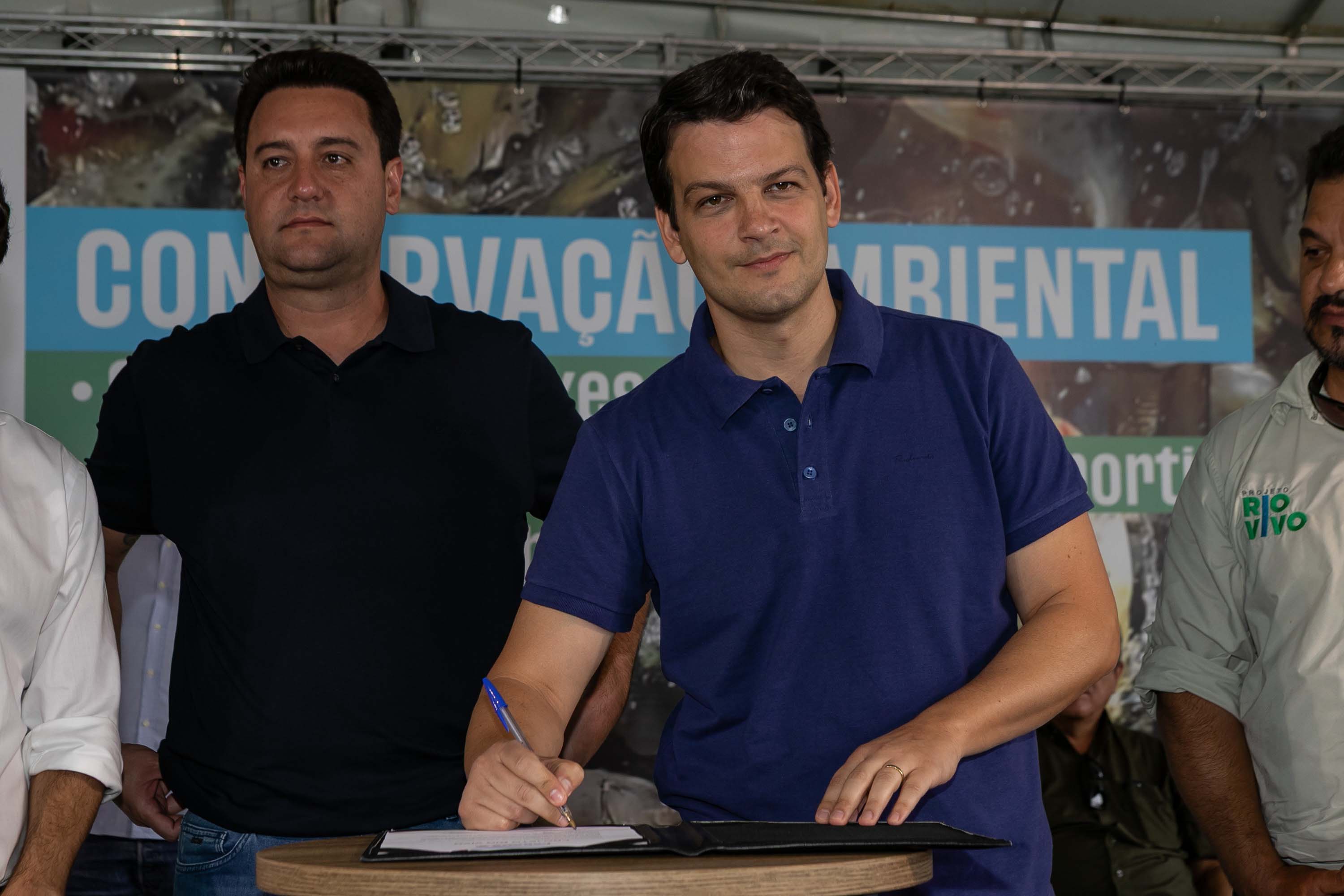 Curitiba, 20 de março de 2025 - O governador Carlos Massa Ratinho Junior participa da soltura de peixes no Parque Passauna, dentro do programa Rio Vivo. Foto: Roberto Dziura Jr/AEN