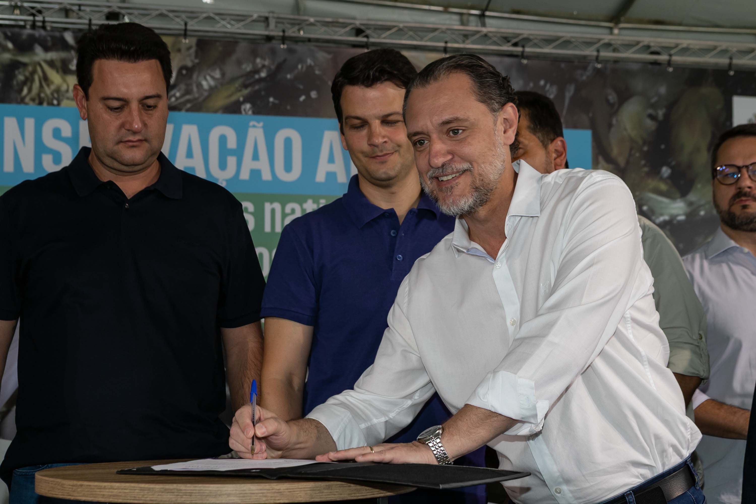 Curitiba, 20 de março de 2025 - O governador Carlos Massa Ratinho Junior participa da soltura de peixes no Parque Passauna, dentro do programa Rio Vivo. Foto: Roberto Dziura Jr/AEN