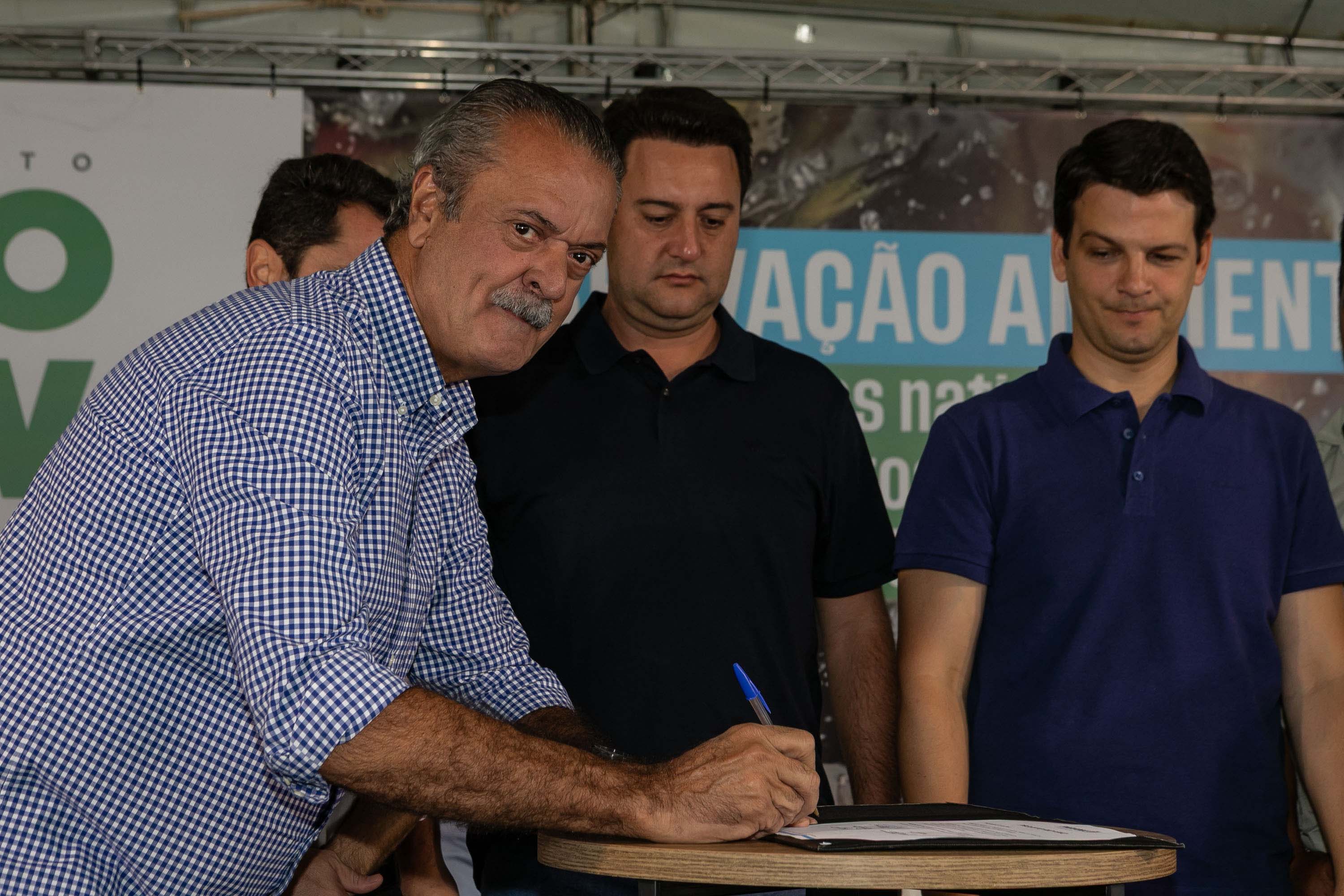 Curitiba, 20 de março de 2025 - O governador Carlos Massa Ratinho Junior participa da soltura de peixes no Parque Passauna, dentro do programa Rio Vivo. Foto: Roberto Dziura Jr/AEN