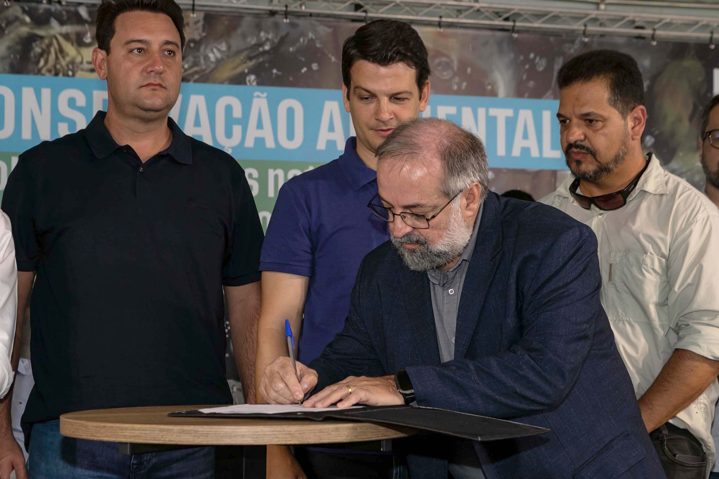 Curitiba, 20 de março de 2025 - O governador Carlos Massa Ratinho Junior participa da soltura de peixes no Parque Passauna, dentro do programa Rio Vivo. Foto: Roberto Dziura Jr/AEN