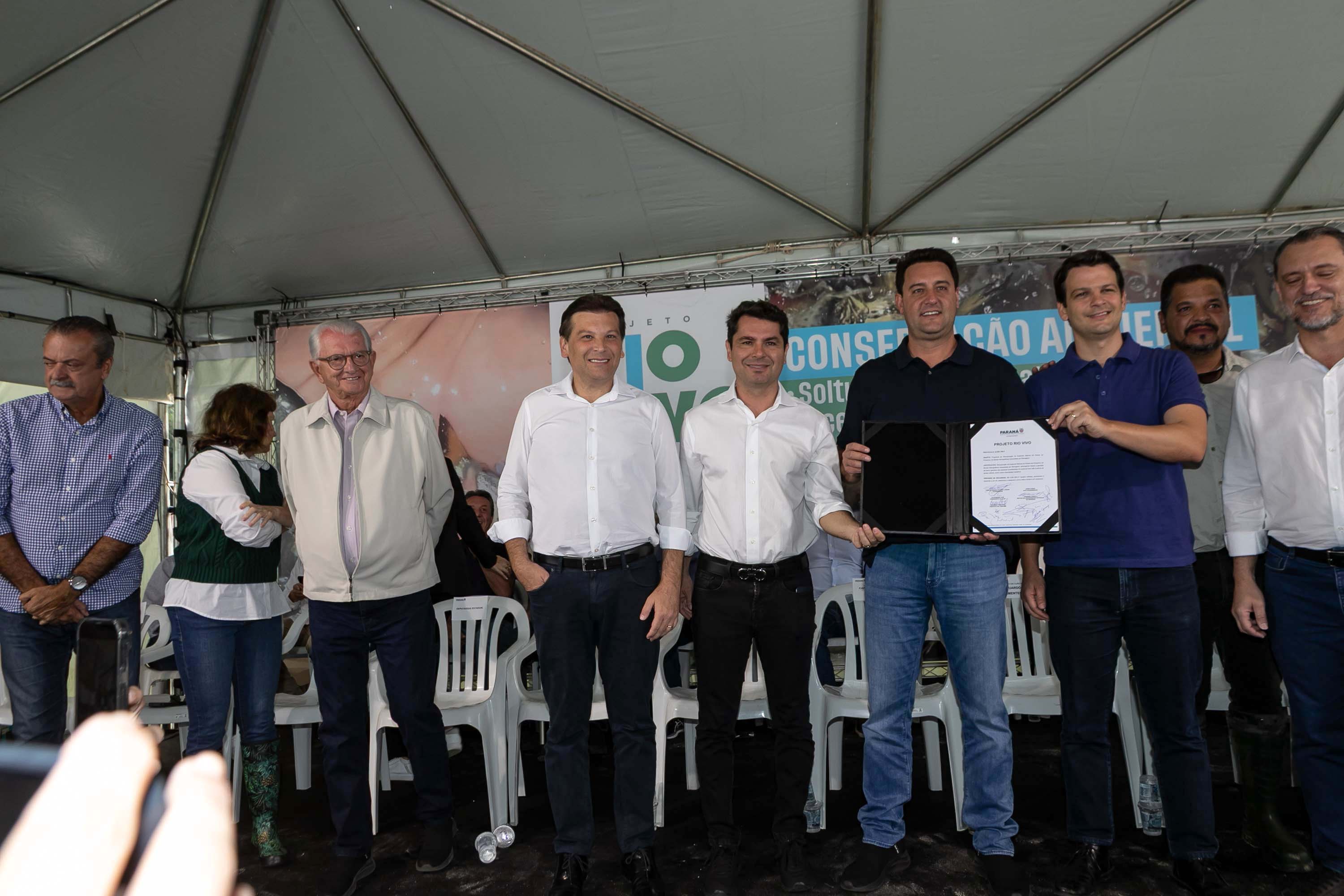 Curitiba, 20 de março de 2025 - O governador Carlos Massa Ratinho Junior participa da soltura de peixes no Parque Passauna, dentro do programa Rio Vivo. Foto: Roberto Dziura Jr/AEN