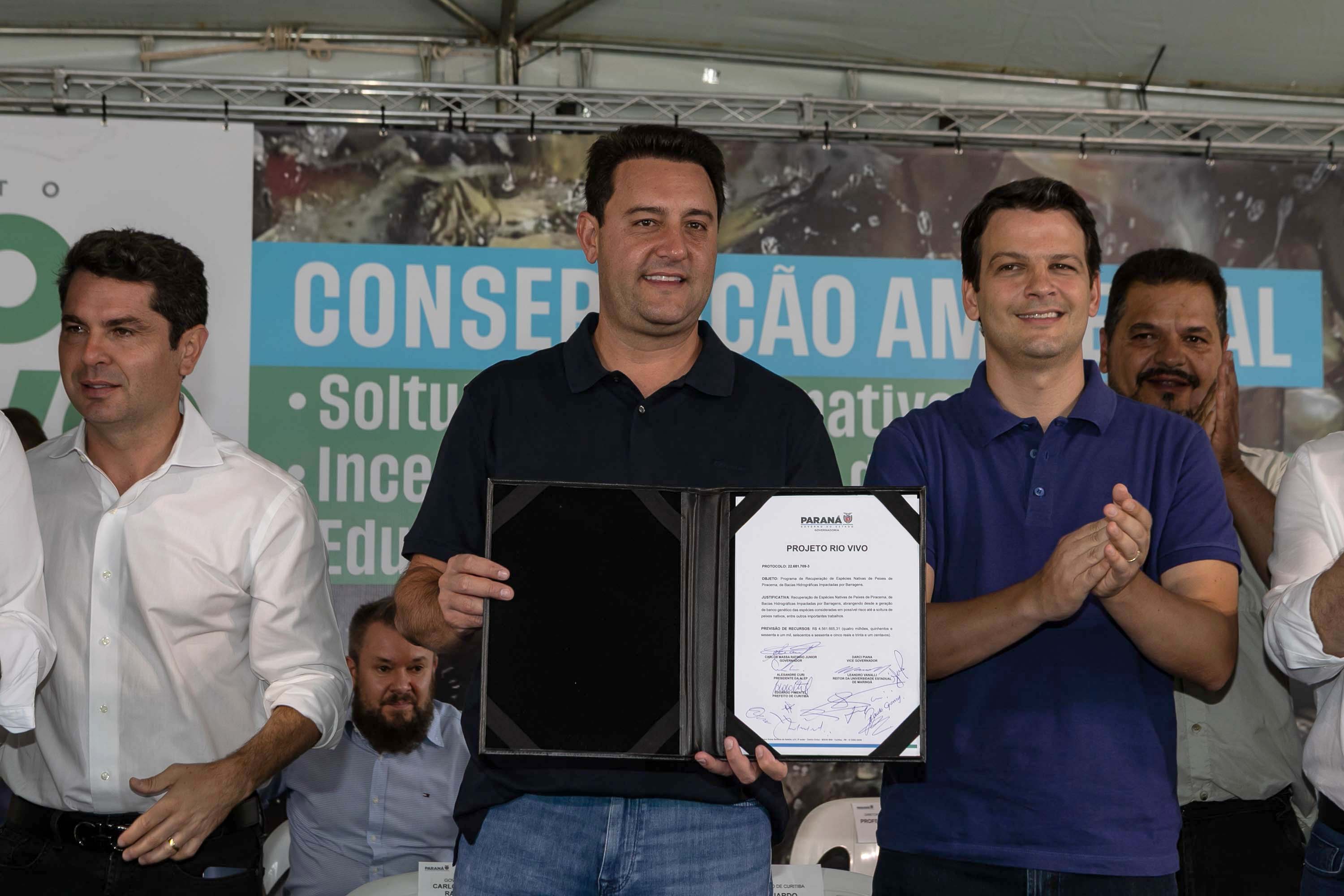 Curitiba, 20 de março de 2025 - O governador Carlos Massa Ratinho Junior participa da soltura de peixes no Parque Passauna, dentro do programa Rio Vivo. Foto: Roberto Dziura Jr/AEN