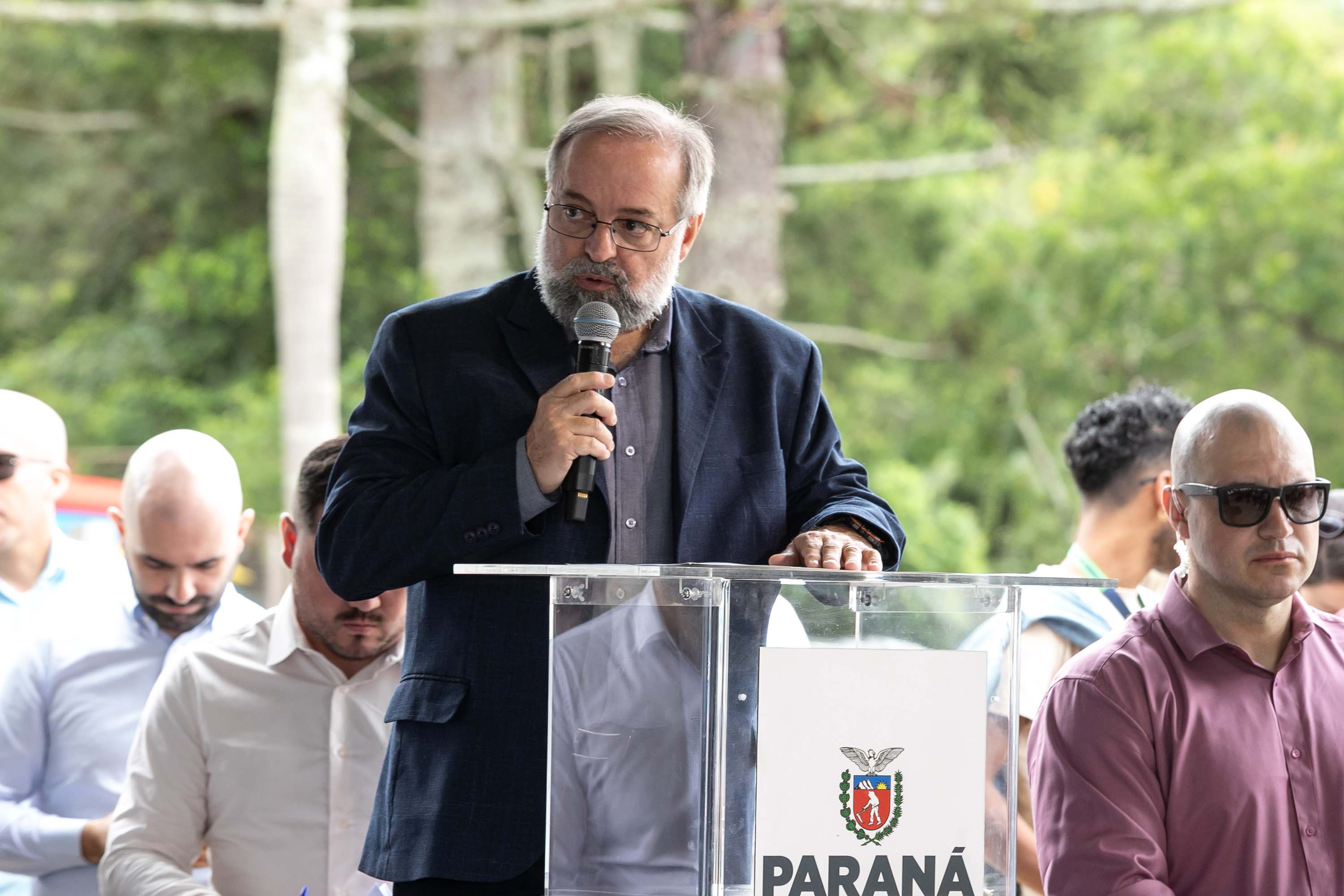 Curitiba, 20 de março de 2025 - O governador Carlos Massa Ratinho Junior participa da soltura de peixes no Parque Passauna, dentro do programa Rio Vivo. Foto: Roberto Dziura Jr/AEN