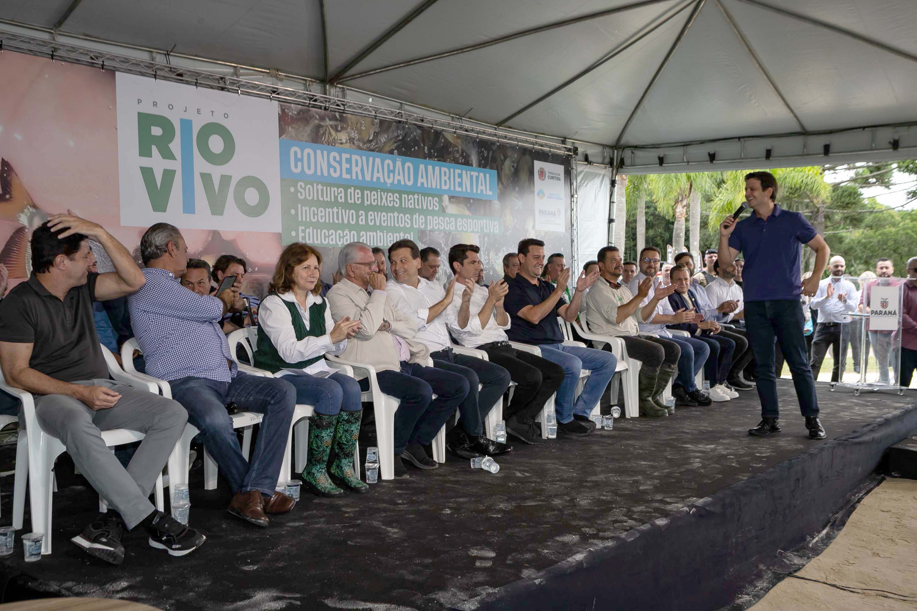 Curitiba, 20 de março de 2025 - O governador Carlos Massa Ratinho Junior participa da soltura de peixes no Parque Passauna, dentro do programa Rio Vivo. Foto: Roberto Dziura Jr/AEN