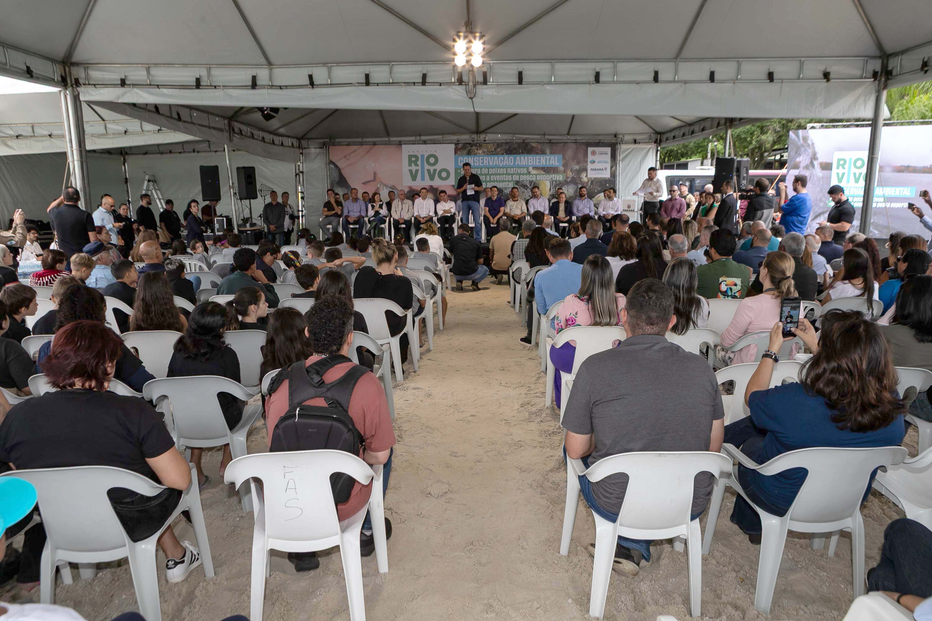 Curitiba, 20 de março de 2025 - O governador Carlos Massa Ratinho Junior participa da soltura de peixes no Parque Passauna, dentro do programa Rio Vivo. Foto: Roberto Dziura Jr/AEN