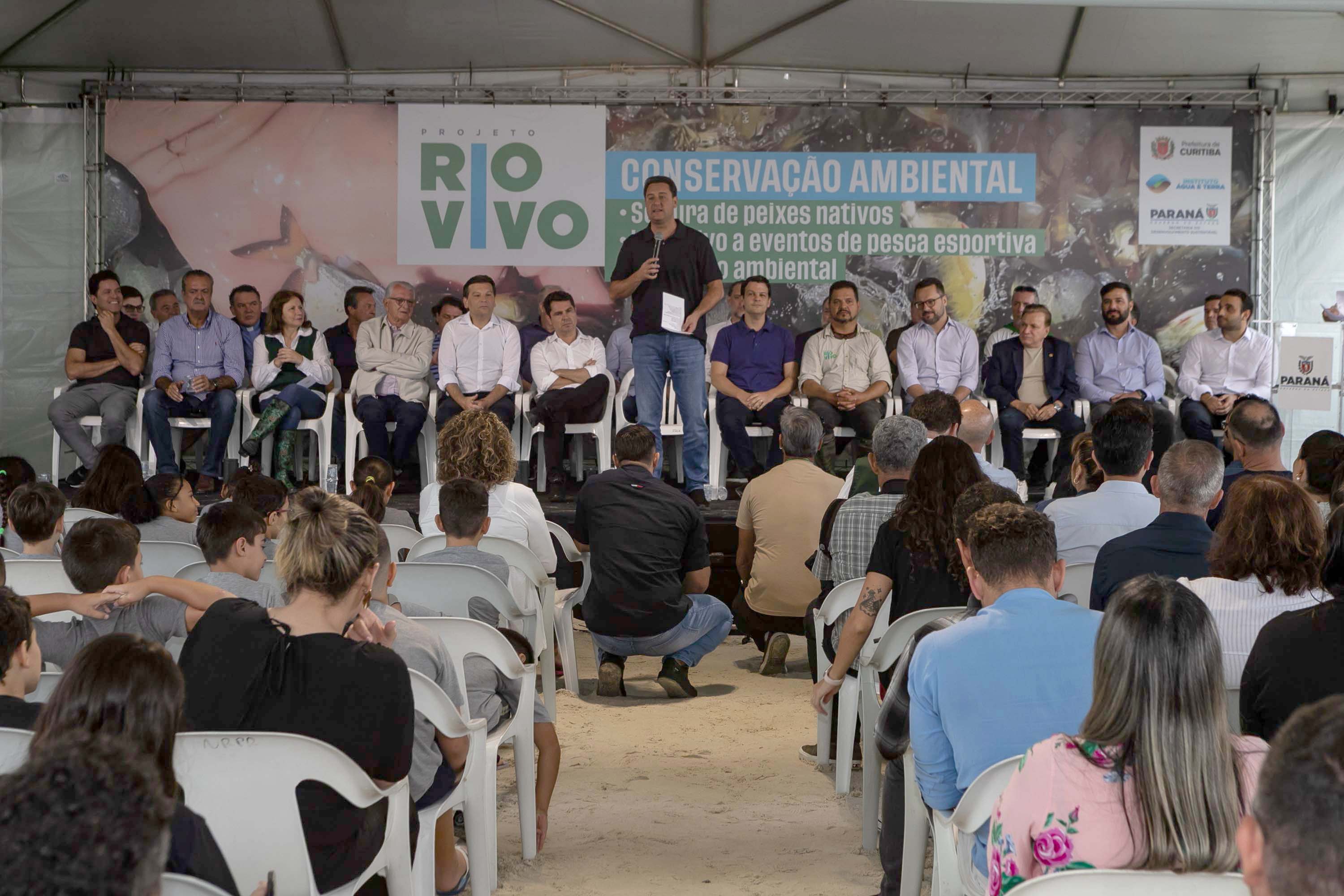 Curitiba, 20 de março de 2025 - O governador Carlos Massa Ratinho Junior participa da soltura de peixes no Parque Passauna, dentro do programa Rio Vivo. Foto: Roberto Dziura Jr/AEN