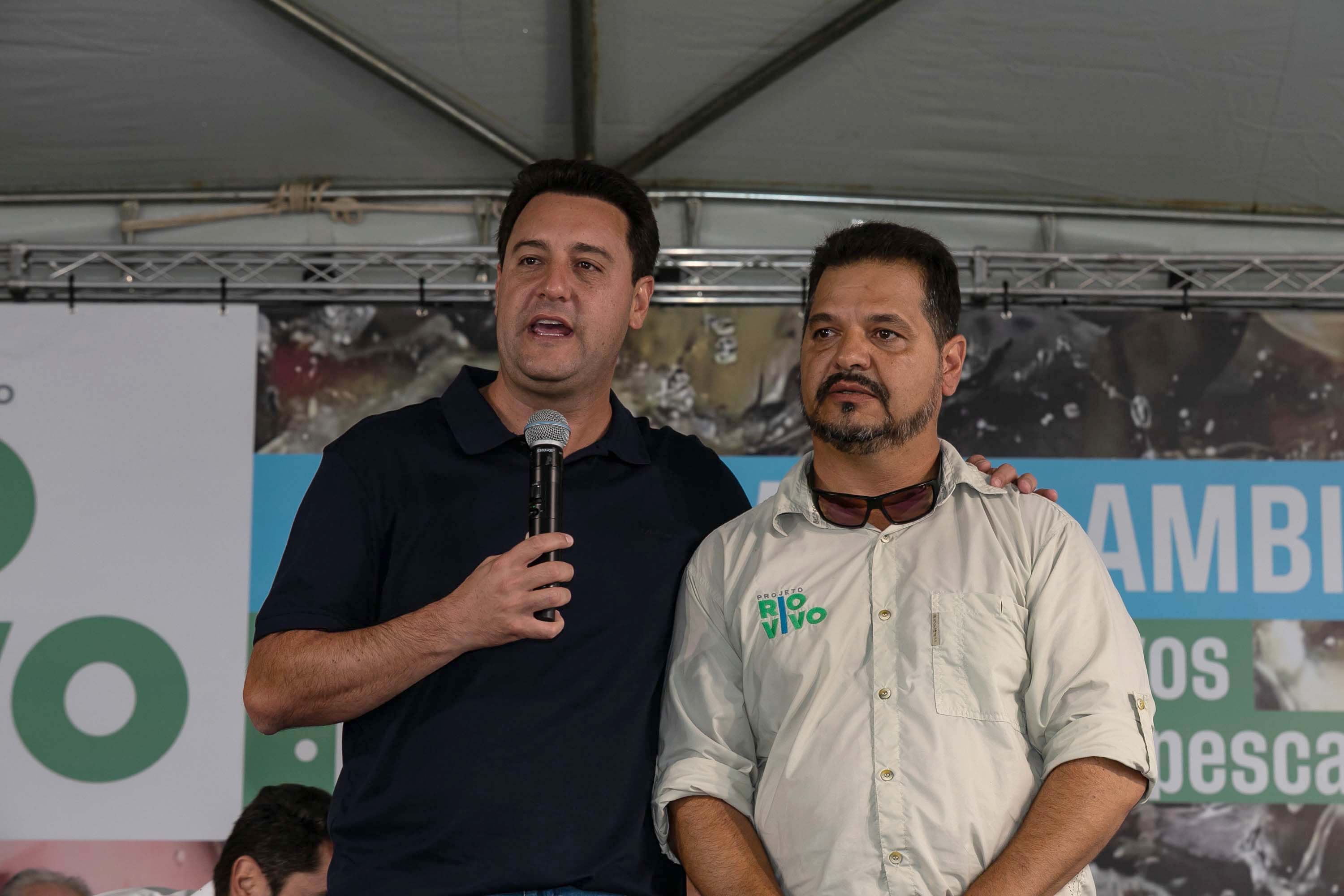 Curitiba, 20 de março de 2025 - O governador Carlos Massa Ratinho Junior participa da soltura de peixes no Parque Passauna, dentro do programa Rio Vivo. Foto: Roberto Dziura Jr/AEN