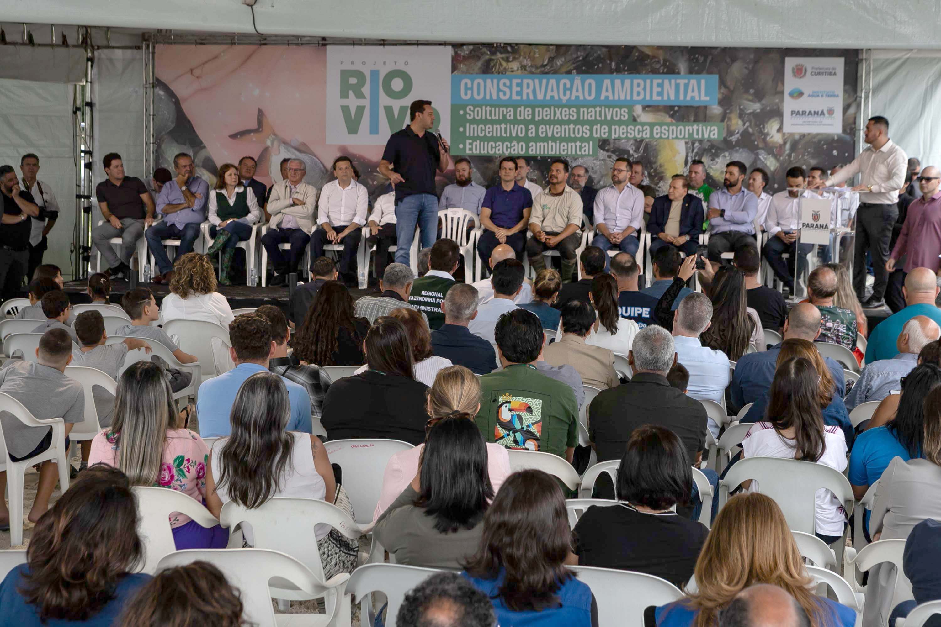 Curitiba, 20 de março de 2025 - O governador Carlos Massa Ratinho Junior participa da soltura de peixes no Parque Passauna, dentro do programa Rio Vivo. Foto: Roberto Dziura Jr/AEN