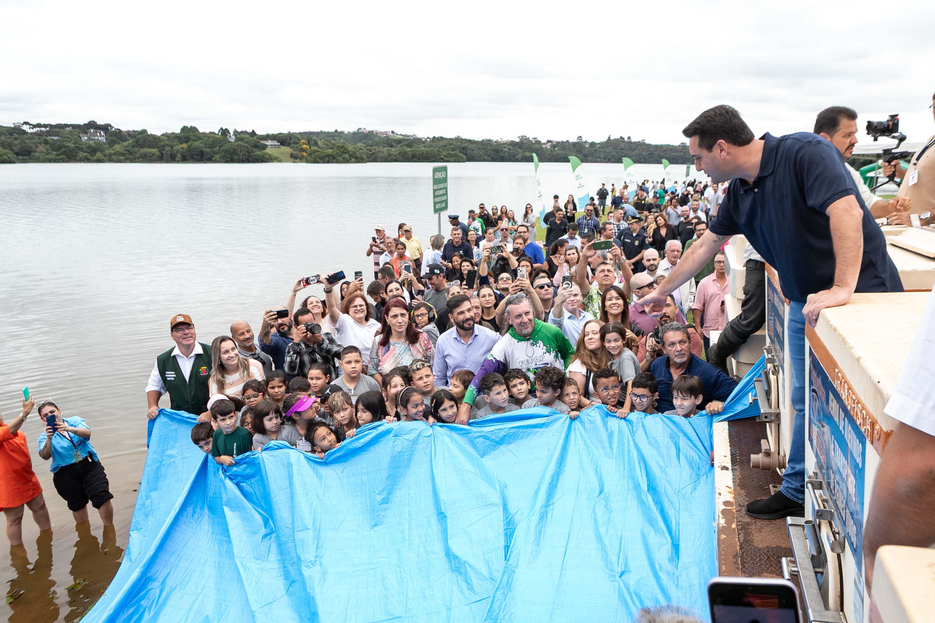 Curitiba, 20 de março de 2025 - O governador Carlos Massa Ratinho Junior participa da soltura de peixes no Parque Passauna, dentro do programa Rio Vivo. Foto: Roberto Dziura Jr/AEN