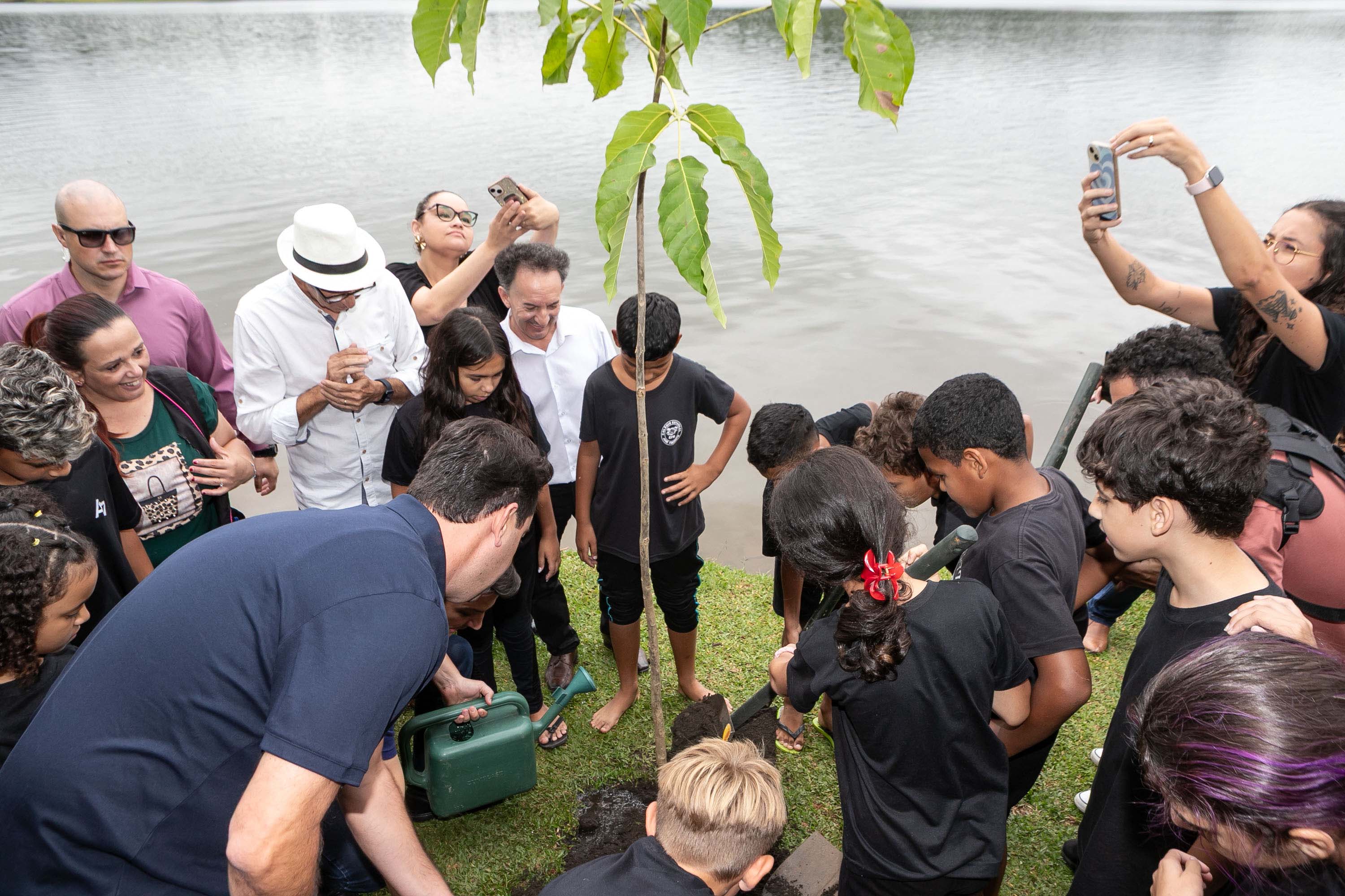 Curitiba, 20 de março de 2025 - O governador Carlos Massa Ratinho Junior participa da soltura de peixes no Parque Passauna, dentro do programa Rio Vivo. Foto: Roberto Dziura Jr/AEN