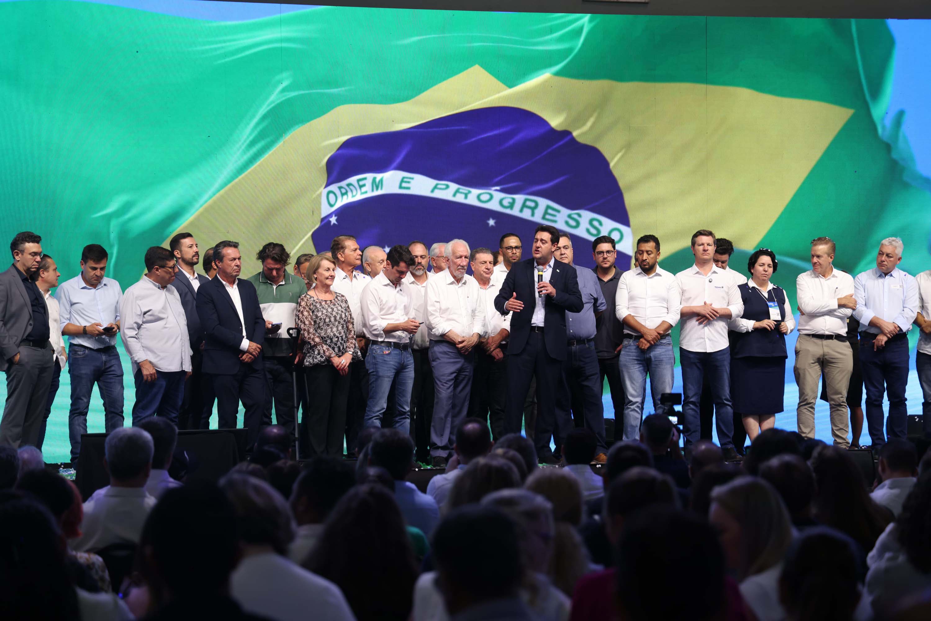 O governador Carlos Massa Ratinho Junior anunciou nesta quinta-feira (13) a liberação de R$ 1,2 bilhão para a saúde pública do Estado, durante o evento Saúde em Movimento, em Foz do Iguaçu, na região Oeste.