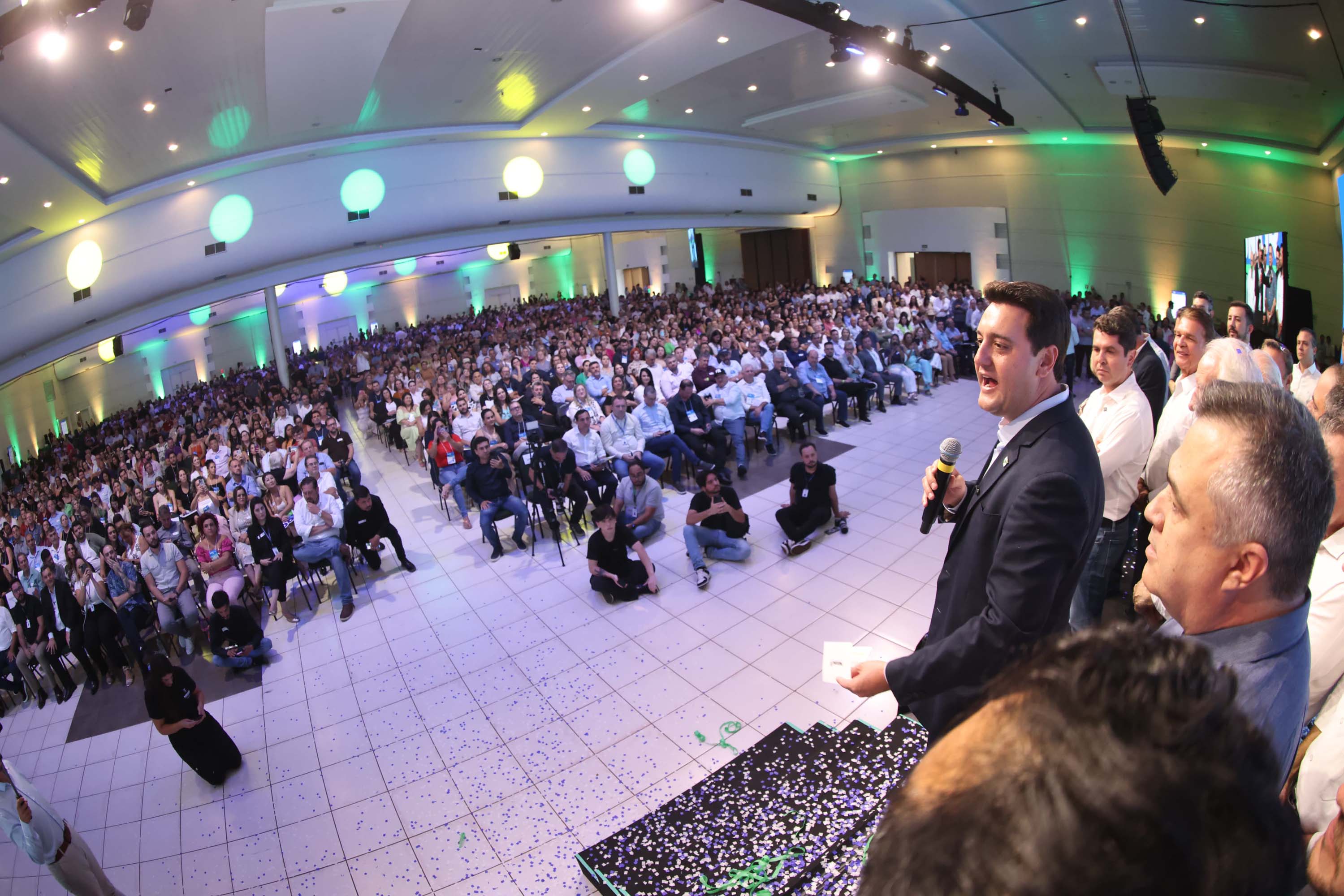 O governador Carlos Massa Ratinho Junior anunciou nesta quinta-feira (13) a liberação de R$ 1,2 bilhão para a saúde pública do Estado, durante o evento Saúde em Movimento, em Foz do Iguaçu, na região Oeste.