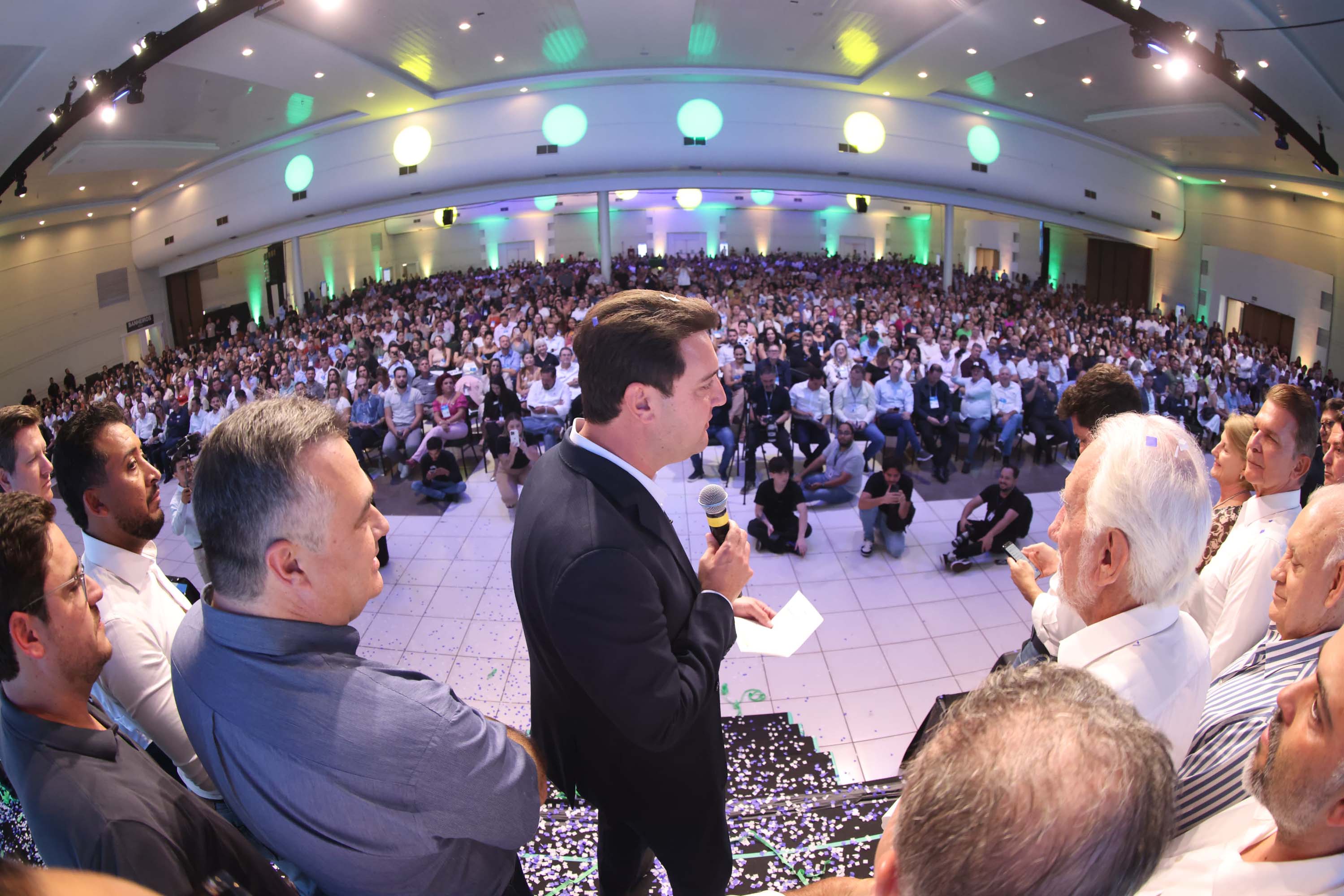 O governador Carlos Massa Ratinho Junior anunciou nesta quinta-feira (13) a liberação de R$ 1,2 bilhão para a saúde pública do Estado, durante o evento Saúde em Movimento, em Foz do Iguaçu, na região Oeste.