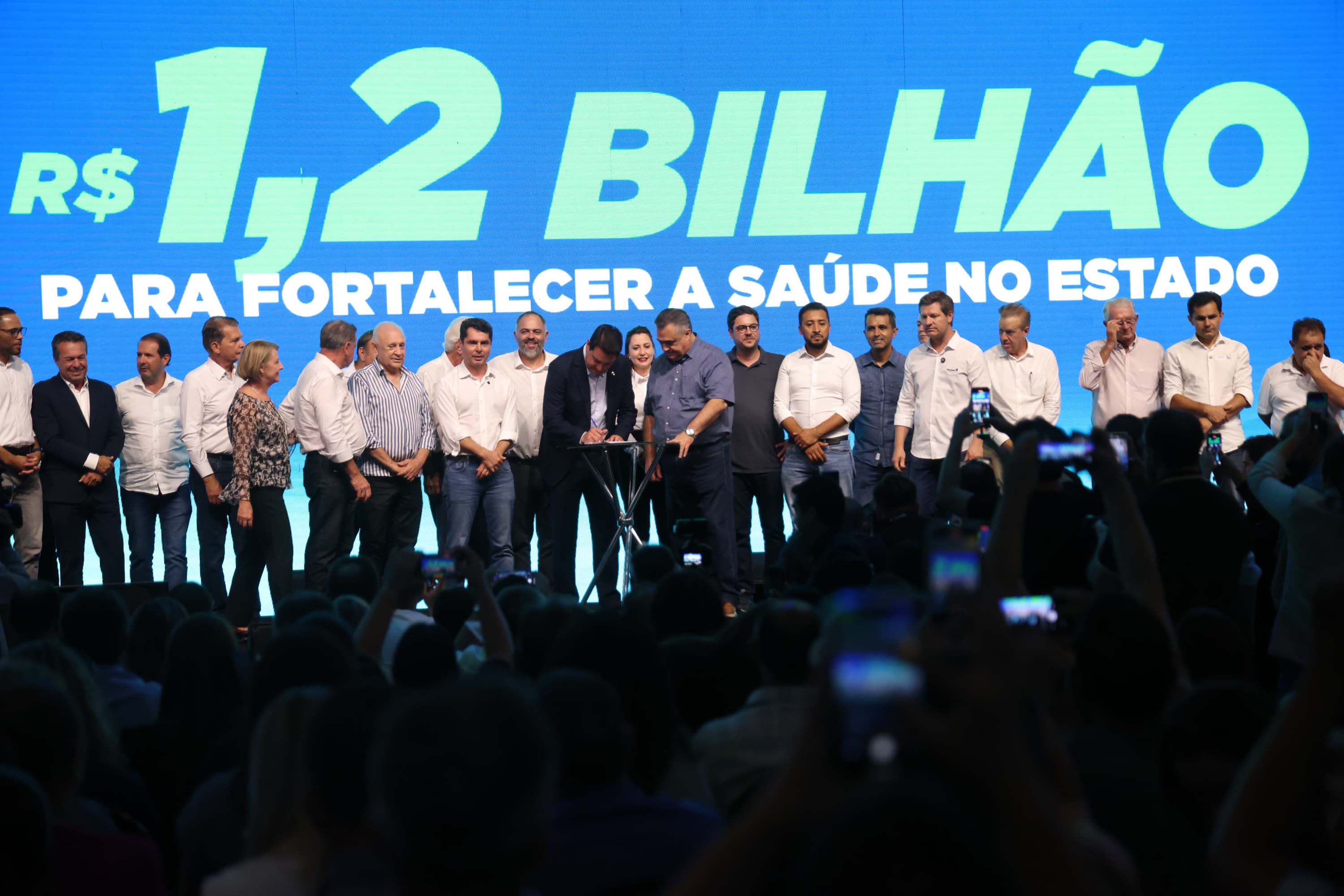 O governador Carlos Massa Ratinho Junior anunciou nesta quinta-feira (13) a liberação de R$ 1,2 bilhão para a saúde pública do Estado, durante o evento Saúde em Movimento, em Foz do Iguaçu, na região Oeste.