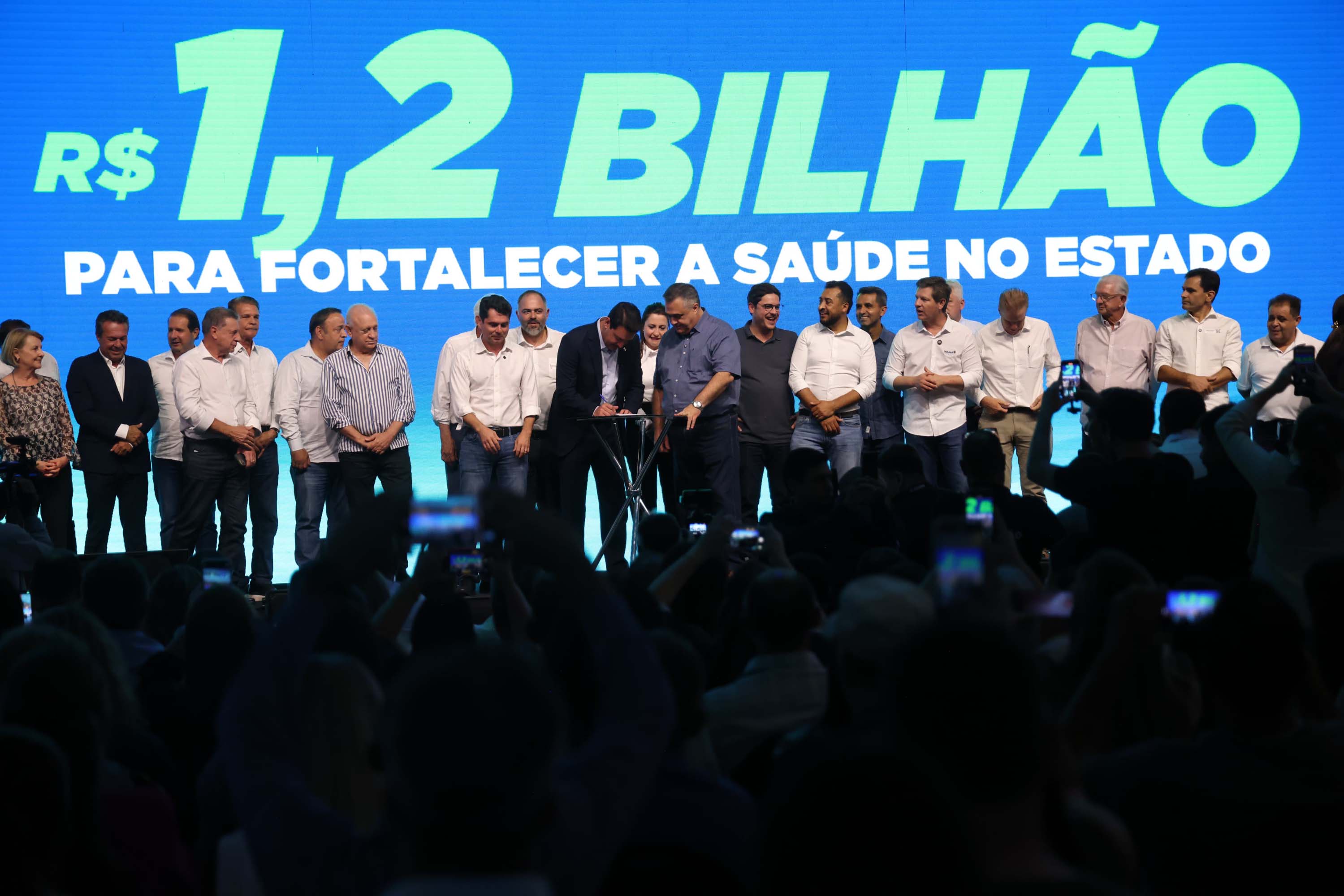 O governador Carlos Massa Ratinho Junior anunciou nesta quinta-feira (13) a liberação de R$ 1,2 bilhão para a saúde pública do Estado, durante o evento Saúde em Movimento, em Foz do Iguaçu, na região Oeste.