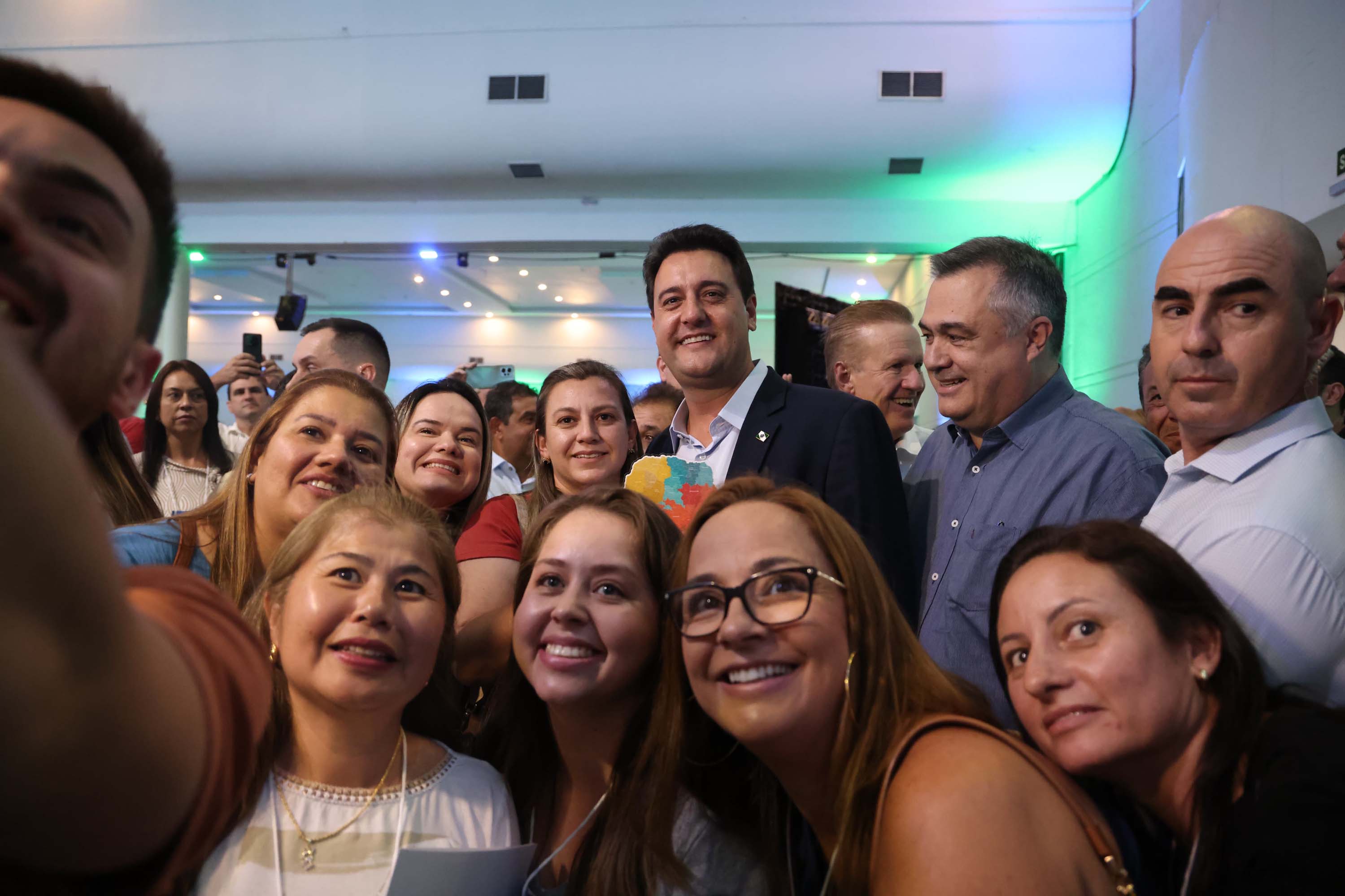 O governador Carlos Massa Ratinho Junior anunciou nesta quinta-feira (13) a liberação de R$ 1,2 bilhão para a saúde pública do Estado, durante o evento Saúde em Movimento, em Foz do Iguaçu, na região Oeste.