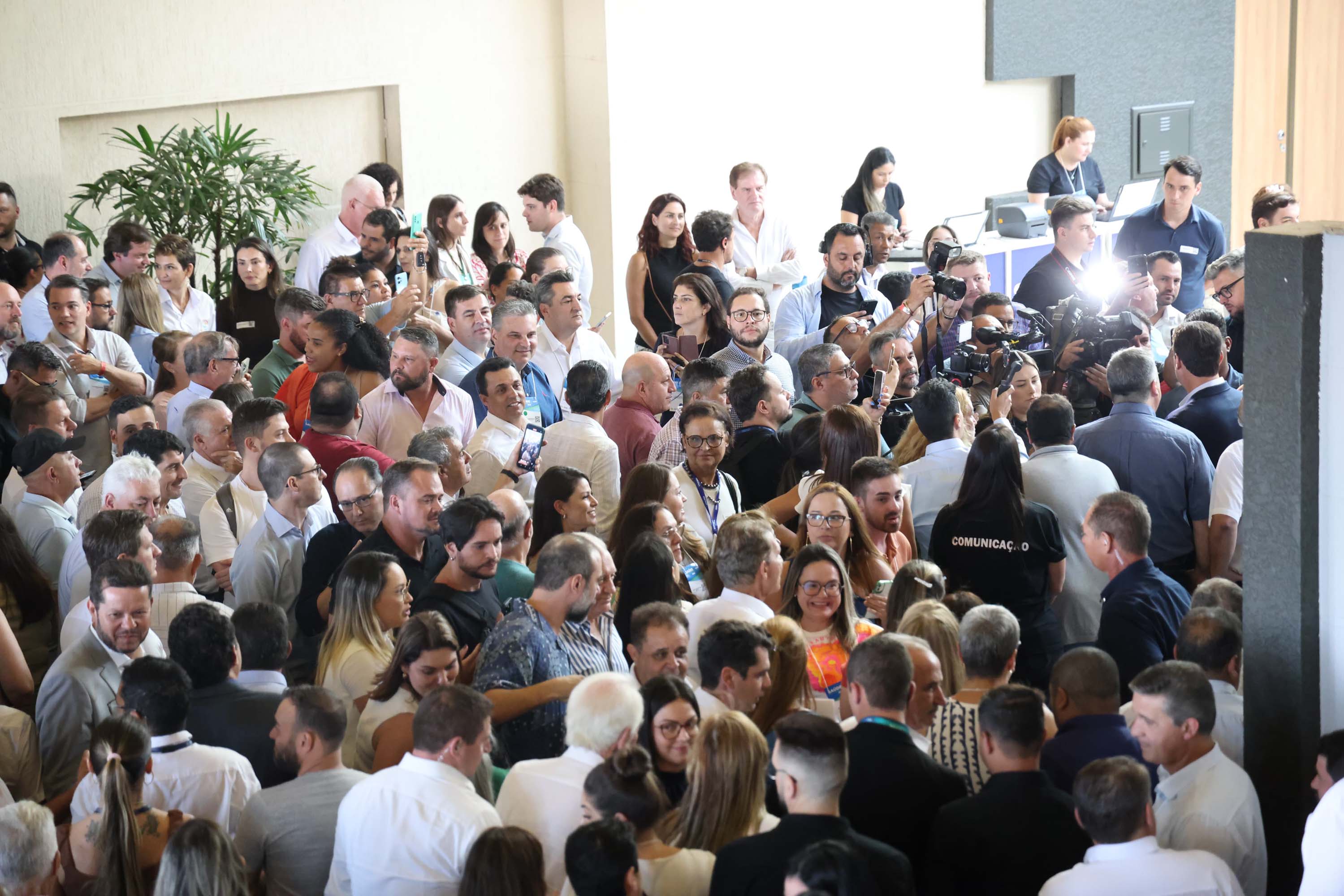 O governador Carlos Massa Ratinho Junior anunciou nesta quinta-feira (13) a liberação de R$ 1,2 bilhão para a saúde pública do Estado, durante o evento Saúde em Movimento, em Foz do Iguaçu, na região Oeste.