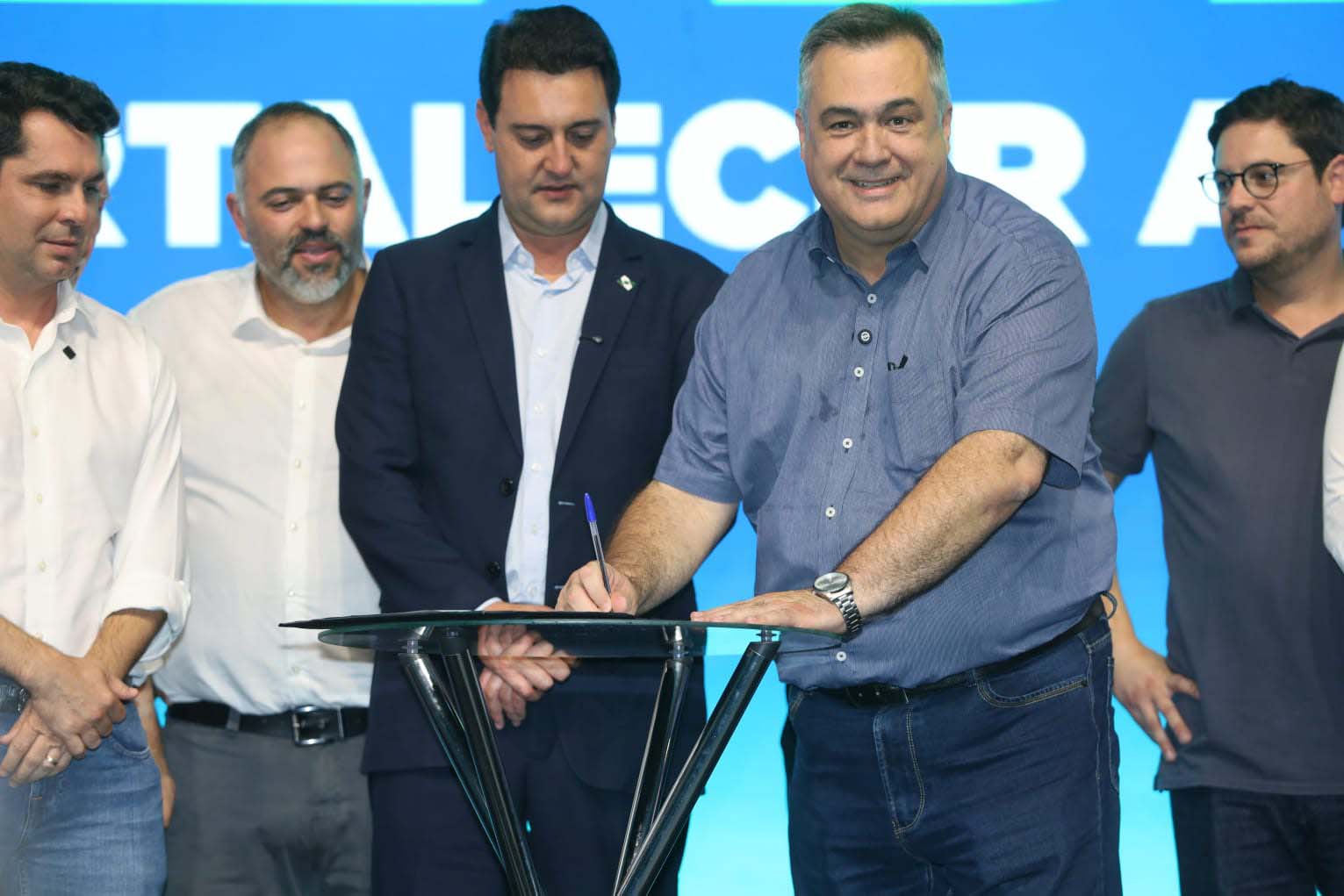 O governador Carlos Massa Ratinho Junior anunciou nesta quinta-feira (13) a liberação de R$ 1,2 bilhão para a saúde pública do Estado, durante o evento Saúde em Movimento, em Foz do Iguaçu, na região Oeste.