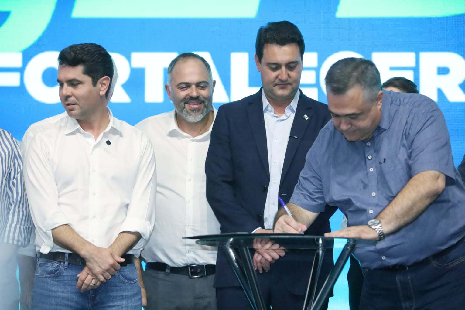 O governador Carlos Massa Ratinho Junior anunciou nesta quinta-feira (13) a liberação de R$ 1,2 bilhão para a saúde pública do Estado, durante o evento Saúde em Movimento, em Foz do Iguaçu, na região Oeste.