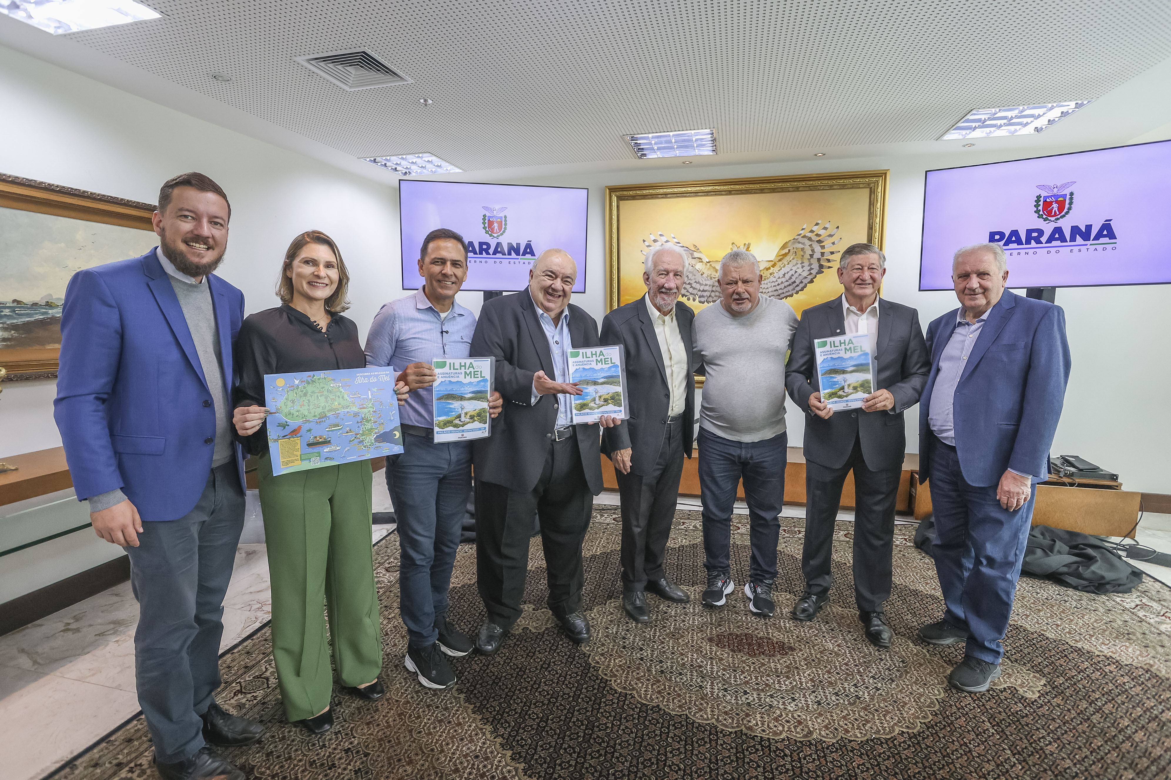 Secretário de Estado do Desenvolvimento Sustentável Rafael Greca, Governador em exercício Darci Piana e demais autoridades presentes no evento de assinatura de anuência da Ilha do Mel no Palácio Iguaçu - Curitiba, 07/04/2025. - Foto: Daniel Castellano / SEDEST Foto: Daniel Castellano